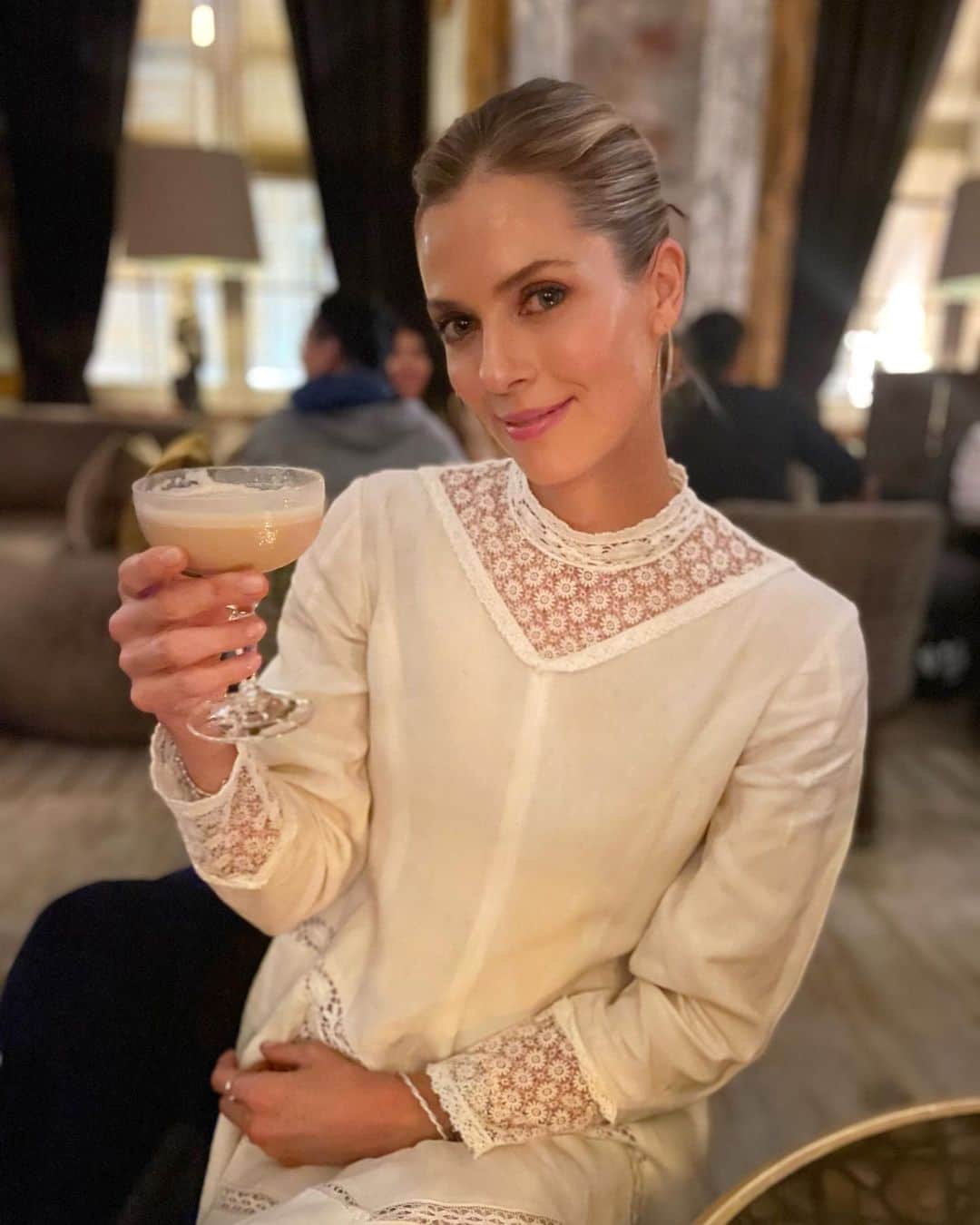 アンナ・ローソンのインスタグラム：「🥂 #friyay」