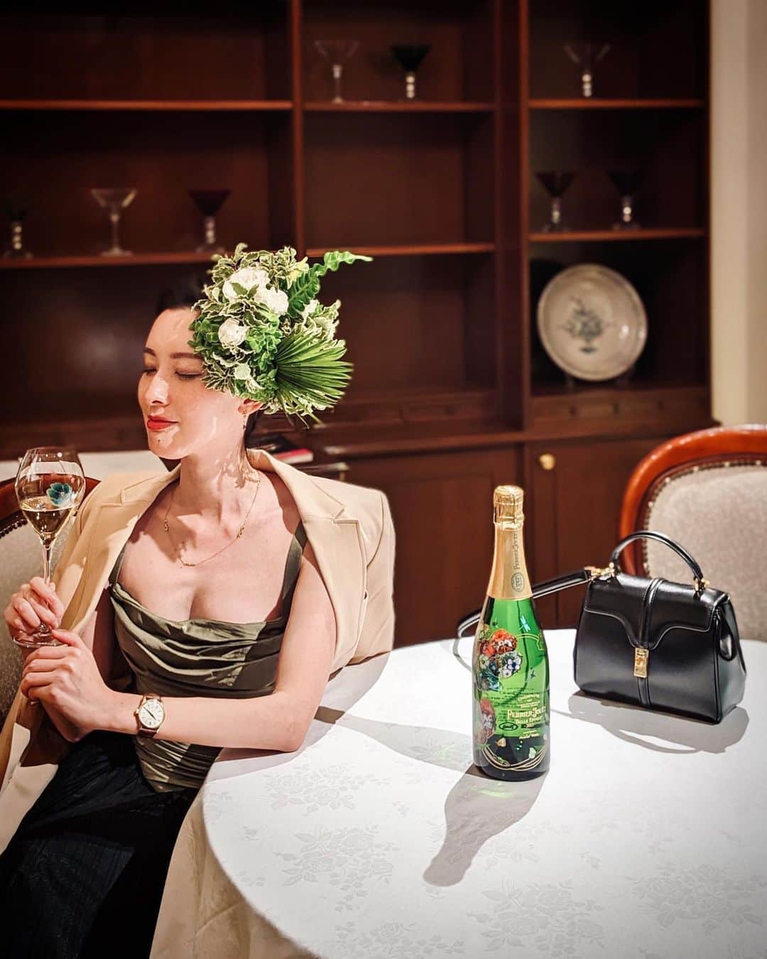 前田紀至子さんのインスタグラム写真 - (前田紀至子Instagram)「ペリエ ジュエにお招きいただき、120年アニバーサリーイベントへ。素敵なディナーと共に、文字通り最高のベル エポックに酔いしれました。  途中、特別に付けていただいたお花 @hanayuishi_takaya もなんともスペシャルな経験に。  エミール・ガレがボトルにアネモネを描いてから120年。 120周年限定デザインで登場したボトル（2〜3枚目のもの）は実に現代的でカラフル。 多様な時代の幕開けに対する歓びが感じられます。  ひと皿ひと皿に合わせてペアリングしたヴィンテージのシャンパーニュはあまりにも甘美で、思い出すだけでもうっとりせずにはいられない。もう一度戻って来てほしいと願わずにはいられない夜です。  フランスといえばの @diggy3625 がたくさん撮影してくれてありがたかった！merci👏🏻  #ペリエジュエ#ペリエジュエ120th#pr#Champagne#シャンパン#perrierjouet#ペリエジュエベルエポック @perrierjouetjp」10月22日 10時50分 - ki45m
