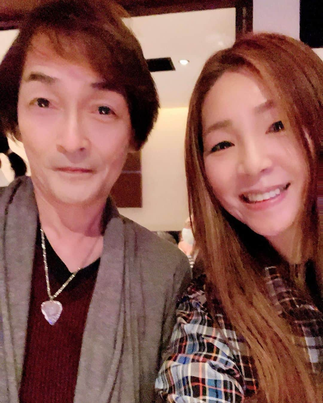 井上貴子さんのインスタグラム写真 - (井上貴子Instagram)「堀江淳さんのバースデーLIVE  ご招待して頂きました  神取さんが 「水割りをください歌うかな？」  と…  「メモリーグラス」というタイトルだと知らなかったらしい（笑）  大ヒットした名曲です  新しくアレンジされたバージョンを 唄ってくださいましたが…  むしろ新しい方が昭和っぽくて アタシ的にはとても好きです^ ^  可愛らしいお顔に華奢なカラダ 守ってあげたくなる淳さん  トークも面白くてサイコーでした  2枚目の写真は 80年代アイドル 「渡辺めぐみ」さん  相変わらずお綺麗でした  Happyで^ ^  プロフィール画面に記載のURLより 通販サイト「神取屋」に飛べます^ ^  コロナ禍に携わる全てのお仕事の皆様 心から感謝しています 引き続き油断せずお気をつけてお過ごし下さいませ  #井上貴子  #LLPWX #神取忍 #大谷くんがんばれ #女子プロレス #堀江淳 #渡辺めぐみ #バースデーLIVE #べにおとひおん #https://www.youtube.com/c/takacoinoue  #cacatocacat #貴子ちゃんちゅーぶ更新 #LLPWX通販サイト神取屋 #感謝 #STOPCOVID19」10月22日 10時56分 - takaco_inoue