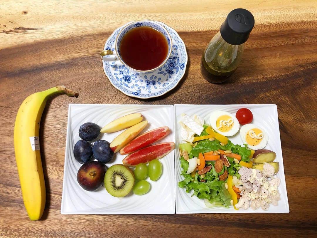 白羽ゆりのインスタグラム：「今日はお休み☀️  フルーツ＆野菜で朝昼ごはん  おかげさまで、復帰後毎日楽しく舞台に出る事が出来ています。心配して下さった皆さま、改めてありがとうございました。  復帰の日に皆んながおかえりと迎えてくれて、本当に嬉しかったです😭  先日ロン役のエハラさんがデビューしたので、キャスト全員揃いました！  まだまだリハビリと治療が続いているのですが、筋トレやストレッチをたくさん教えて貰えているので、舞台の日のウォーミングアップとお休みの日に毎日やる事で、身体がとっても楽になってきました。  ロングラン公演なので、お休みの日には、なるべくリラックスする事も心掛けるようになりました。  連日満員のお客様！ 幕開きのシーンで2階席の1番後ろの席まで見えるんです。幸せを感じながら毎日舞台に立っています。  お客さまの反応が毎公演違うのと、ここって面白いところだったの？という新しい発見もあったりします。  ほとんどのキャストが週8公演。 本当に体力勝負だけど、皆んな楽しそう‼️  改めてジニー役の馬渕っちゃん たくさん助けてくれてありがとうございました。  魔法はもちろんですが、お芝居が大好きな人達が集まったハリー・ポッターのキャスト達。  はじめて舞台を観るという方にもお勧めです✨✨  芸術の秋！ ぜひお待ちしてます。  私は食欲の秋です😂 美味しいものを食べてる時が幸せです🥰」