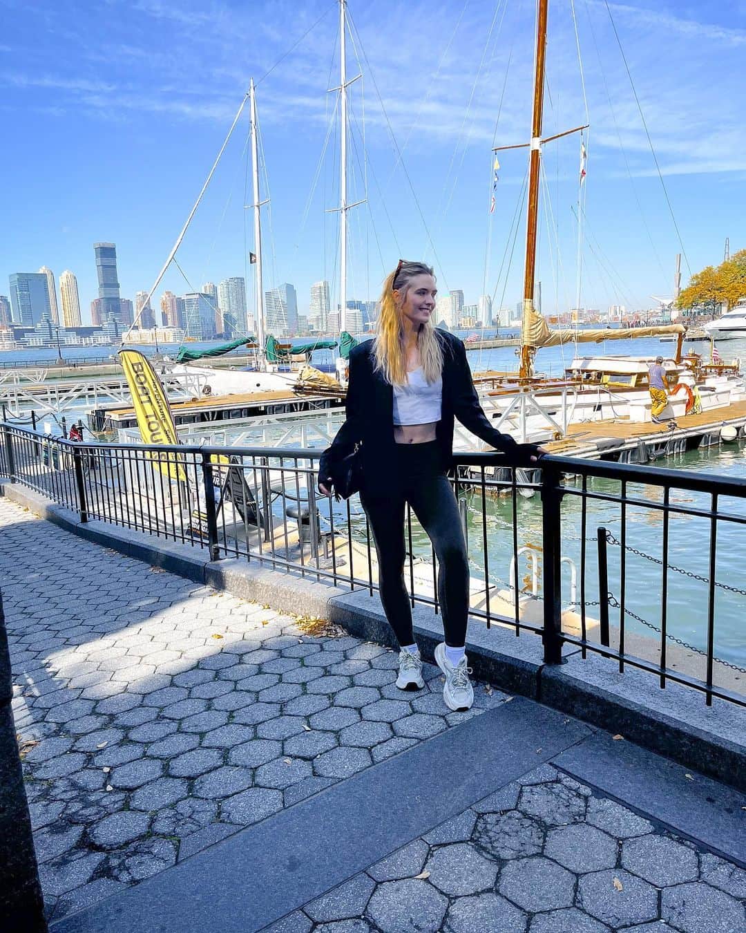 Claire Gerhardsteinのインスタグラム：「Swipe to see how I really feel about it being Friday 😁」