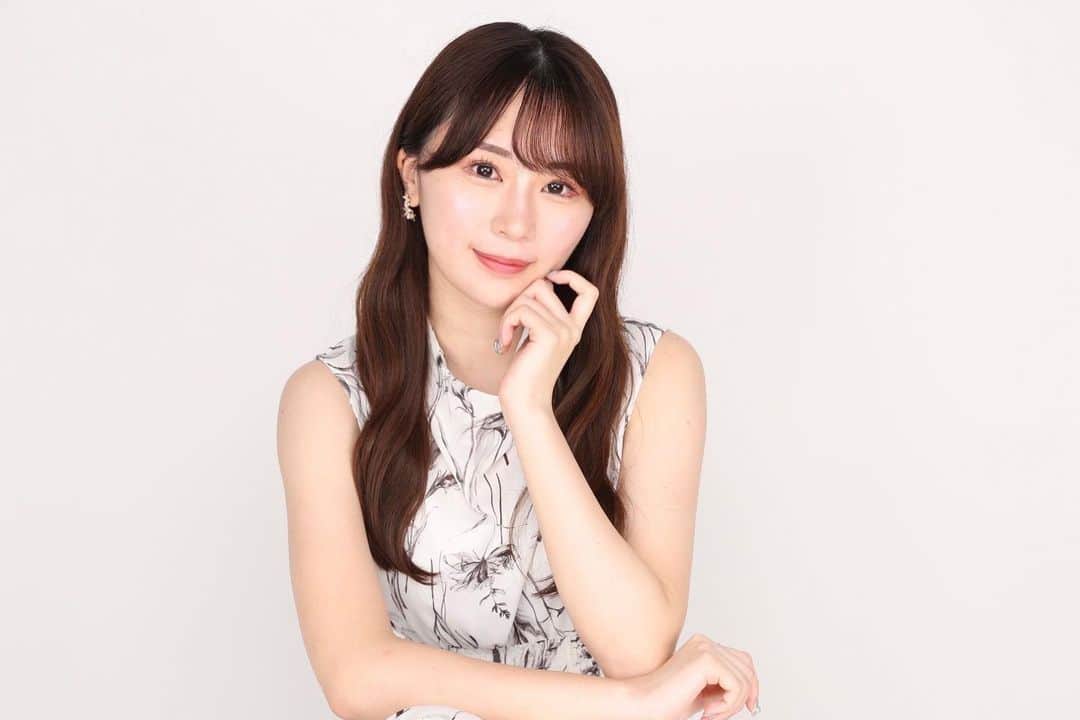 長沢菜々香のインスタグラム：「newアー写✨  撮影に向けて、眉毛のアートメイクをしたよ👼🤍  眉毛描くの苦手だったから、いつも綺麗な眉毛になれて嬉しい！（写真はすっぴん眉）左右対称になっていい感じ🫶🏻  オル式アートメイク @maaiiicaa にお願いしました☘️  #オルブロウ #eolbrow #eolbrow  #eolclinic #オルクリニック#オル式アートメイク#アートメイク眉 #医療アートメイク #pr」