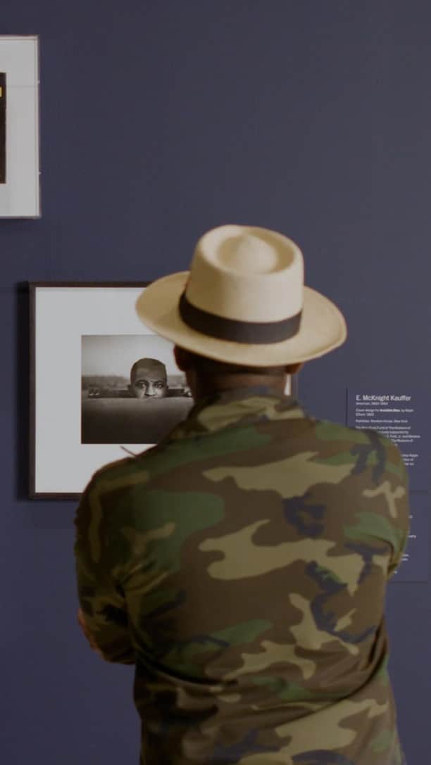 ニューヨーク近代美術館のインスタグラム：「“Gordon Parks was really, really good at telling stories with just one image.” — Naeem Douglas  In this edition of our UNIQLO ArtSpeaks, Naeem Douglas (@NaeemDouglas_), a content producer on the Creative Team, finds contemporary resonance in a selection of photographs—including 1952’s “Emerging Man, Harlem, New York”—that photographer Gordon Parks created to celebrate Ralph Ellison’s “Invisible Man.”  See Parks’s photograph “Emerging Man, Harlem, New York” in Gallery 409: Underground.  @uniqlousa is MoMA’s proud partner of #ArtForAll.」