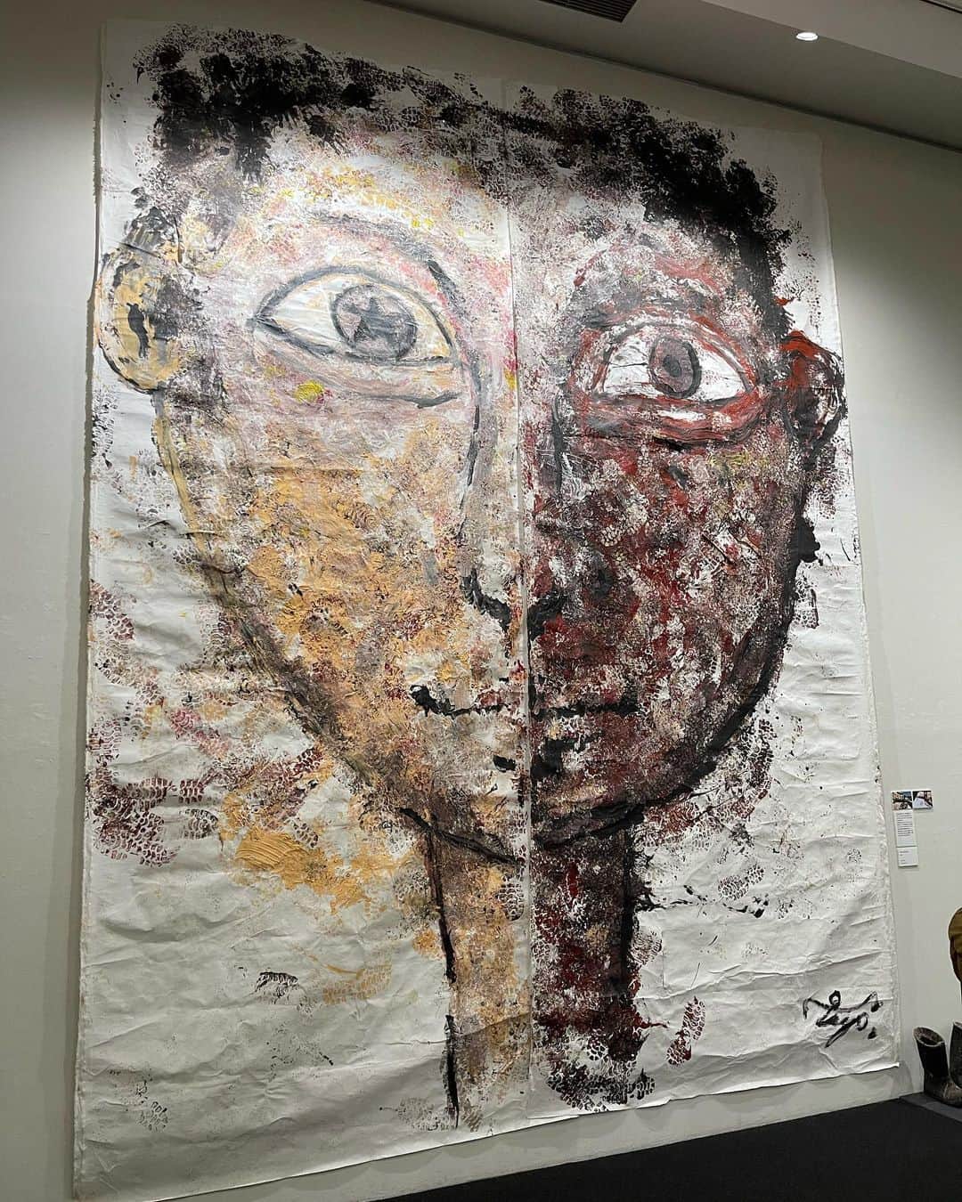 瀬奈じゅんさんのインスタグラム写真 - (瀬奈じゅんInstagram)「⁡ ⁡ 先日、ガーナのスラム街再生プロジェクトを進めるアーティスト・長坂真護さんの初の美術館での個展「Still A “BLACK” STAR」に家族で行って参りました。 ⁡ 真護さんはスラム街に集積した廃棄物をご自身のアート作品へと昇華し、その売上を現地の人々へと還元する活動を続けていらっしゃいます。 その志が素晴らしい事は勿論ですが、とにかく作品が素晴らしい！ ⁡ これは絶対に息子がハマるだろうとは思っておりましたが、想像を遥かに超えたハマりっぷりで、帰宅した後、早速真護さん風の彼なりのアートを作製しておりました笑。 ⁡ 子どもの感受性、そして無限大の可能性……。 私自身、息子の目線からのアートへの好奇心に、いい刺激をもらった一日でした！ そして今、ポップに表現しているとはいえ、差別問題やルッキズムも題材とした作品に出演している私としても、とても勉強になりました。 ⁡ 息子に感謝！！ ⁡ ⁡ #長坂真護 さん #上野の森美術館 #素晴らしかった ‼︎ #11月6日までやってるよ #皆様是非 ‼︎」10月22日 6時05分 - junsena_official