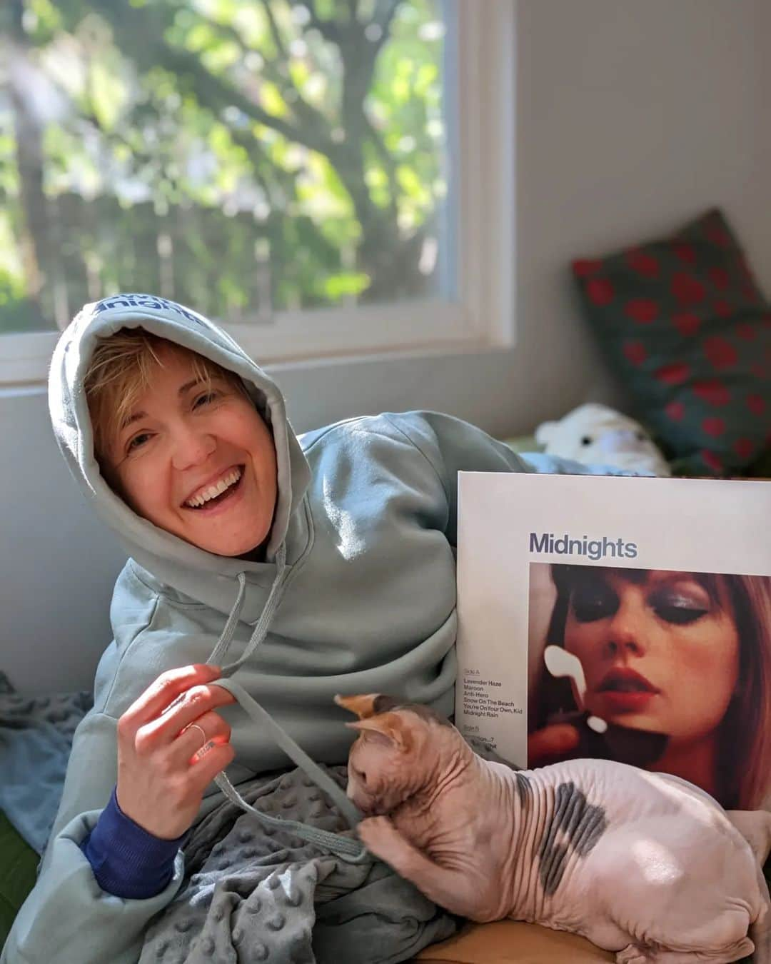 ハナー・ハートのインスタグラム：「🔊 SOUND ON 🔊  Shaboom Shaboom!! Ooh la la!! When @taylorswift sends you some goodies you stop, drop, and groooooooove. LOVE the new album. Both physically and metaphysically. A great experience from start to finish. This is gonna be living in my record player for looooong minute. 💫💫💫💫   Anthems for insomniacs! Bask beyond betrayal! Get yours today everywhere yay yay yay.」