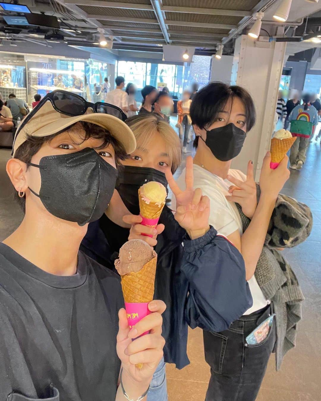 MINATOさんのインスタグラム写真 - (MINATOInstagram)「. 暑いですから、アイス食べながら待ってます🍦🍨 It's hot, so I'm waiting for you while eating ice cream.🍦🍨  #iconicmusicfest2022 #bugvel #22 #23」10月22日 11時47分 - mint_purge