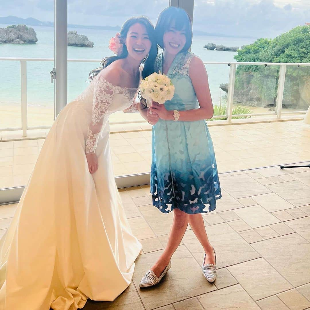 八幡愛さんのインスタグラム写真 - (八幡愛Instagram)「小学生からの親友の結婚式。 コロナでずっと式が伸びてて、娘ちゃん産まれたり色々あったけど、ようやく。 幸せな涙がいっぱい出ました。 “結婚したいし子ども産みたいし結婚式はこんなふうにしたい” って10代からずっと言ってたことを有言実行していく様は、私の誇り。ママになってもバリバリ仕事をこなしててカッコいいです。 どうぞお幸せに❤️」10月22日 11時50分 - aiainstein