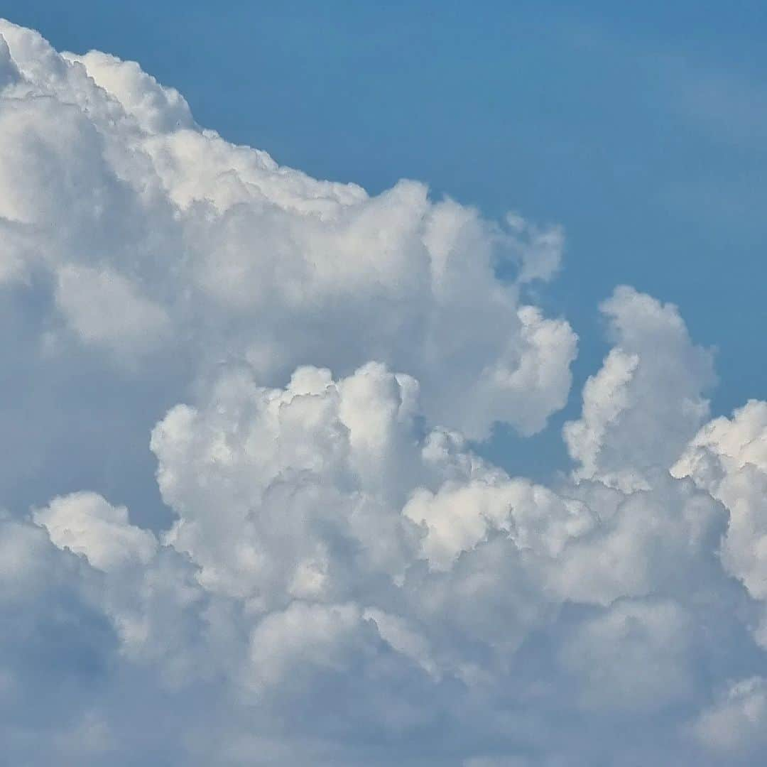 クロエ・イングのインスタグラム：「the sky speaks to me in colours」