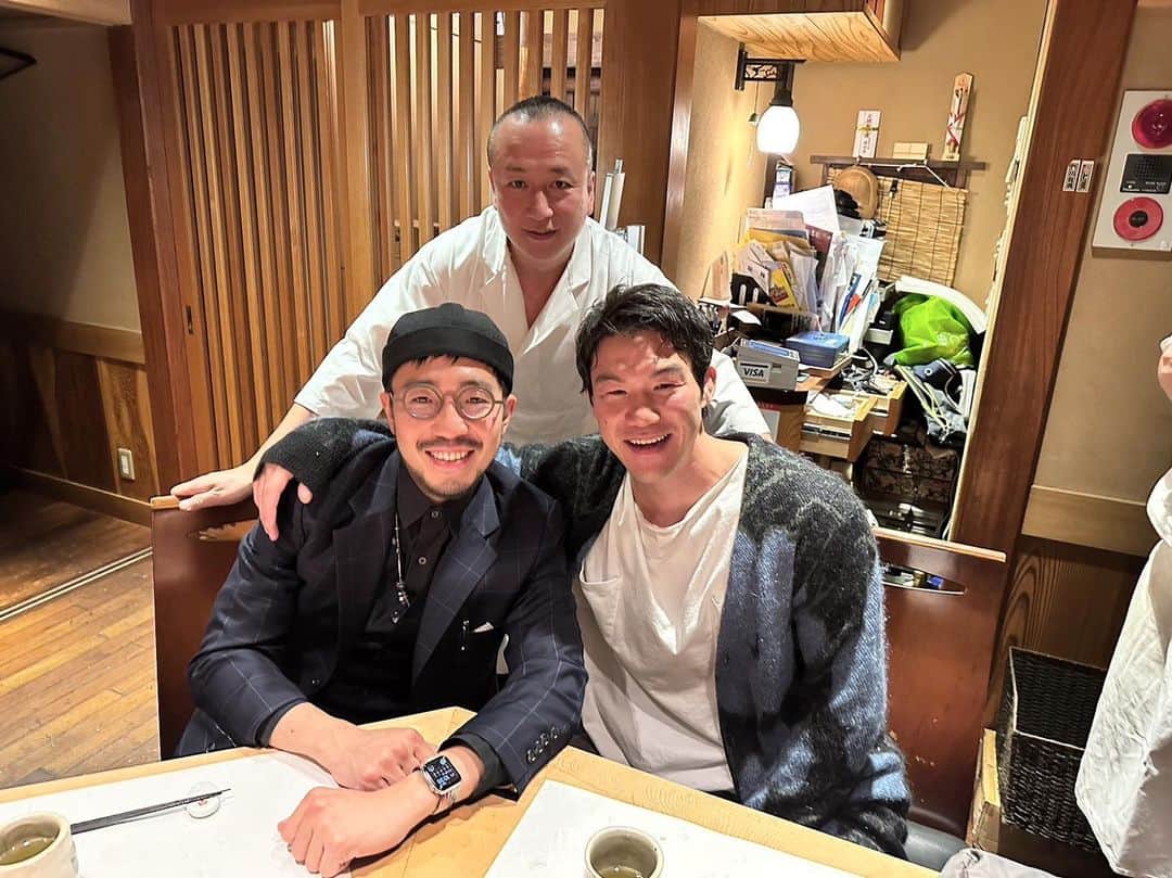 江幡塁のインスタグラム：「刺激をもらえる大切な友人と。 @kentamagic  大事な時間を過ごしました。 @daisukesushiyuu さん 最高に美味しかったです。  #江幡塁 #キックボクシング #友人 #sushiyuu #寿司勇」