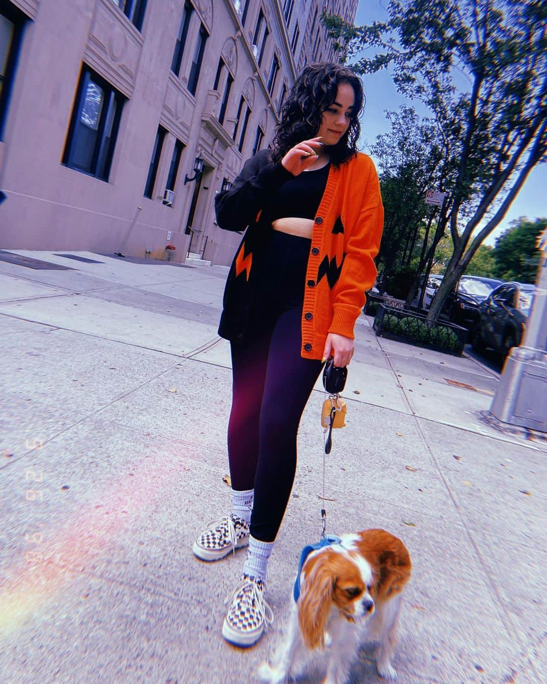 メアリー・モーサのインスタグラム：「Lady and I don’t wait for the cold weather to bust out the spooky szn sweaters - not when they’re this cute 🖤  (also pretty sure we were both looking at a bee in that first pic.)  @hottopic #sponsoredbyHT #halloweenforever」