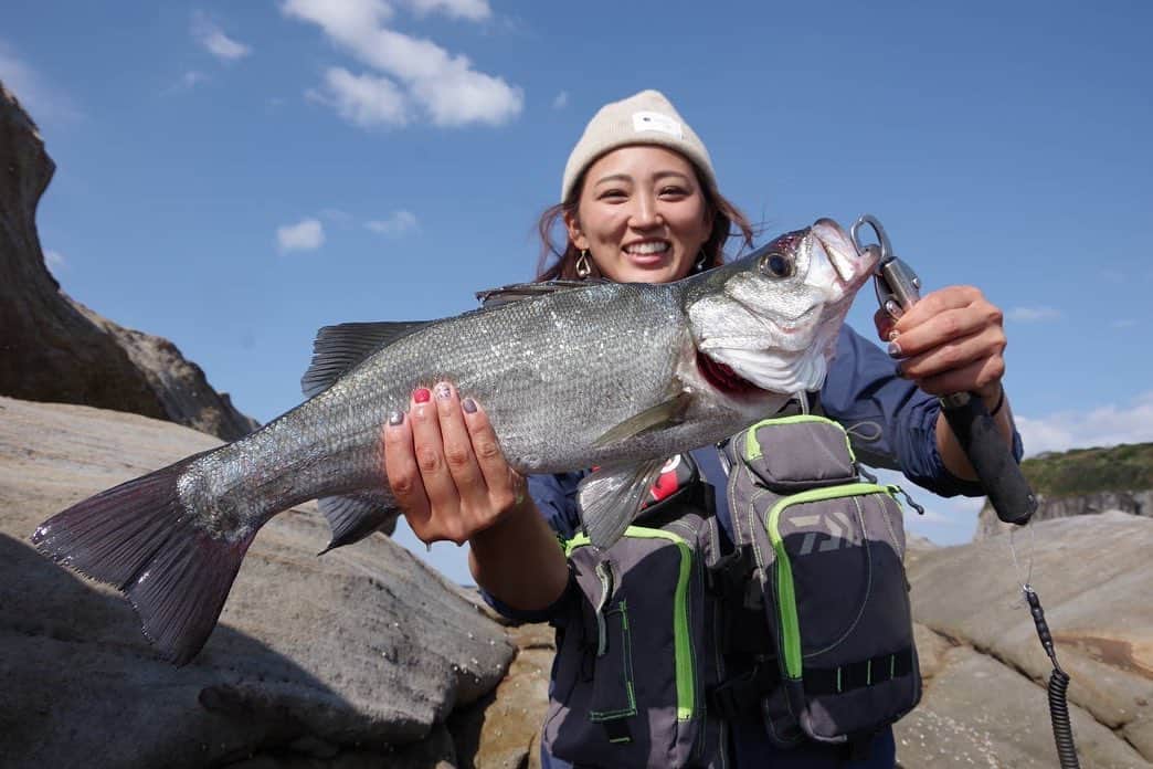 佐藤友佳のインスタグラム：「釣りレスト🎣最高すぎました🥹 平スズキ2本も嬉しすぎ🐟 磯で難しいと言われる平スズキ釣りに挑戦させてもらって波かぶりながらの釣りも楽しかったです🌊 ゴン‼️あ、これか。ってなりました！笑  船は船酔いで大変だったけどw(13時間の船旅船酔いw) カジキマグロ釣らせてもらって 感動でした🥹 とりあえず、意味わからん引きでリール10回転くらいしか巻き取れんかったんで鍛え直します🤣🐟水面に上がってきた時は自分よりデカい巨体が見えて大興奮でしたw なんだか改めて命をいただく有り難さというか、生命の強さを感じた瞬間でした🥹🐟  深瀬さん本当に有難うございました‼️😌 @deepshallow1119   あ、あとこんだけ遊んで波かかっても消えない眉毛最高です✌️😜 @alegria_artmake_staff  @alegria_themedical_artmake  #大阪#梅田 #アートメイク #大阪アートメイク #美容クリニック #アートメイク大阪 #アートメイク梅田 #医療アートメイク #眉アートメイク #時短メイク #眉毛アートメイク #アートメイクモニター #アレグリア #alegria #アートメイク特化型クリニック #アートメイク特化型 #アートメイク特化 #pr」