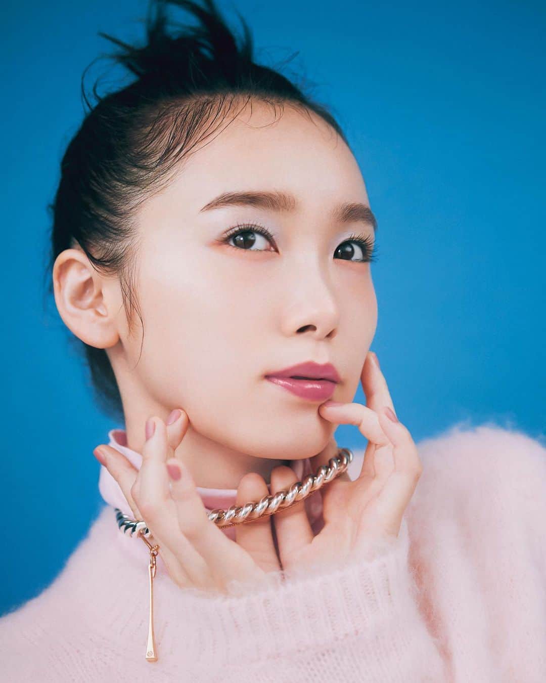 飯豊まりえのインスタグラム：「.  💕💕  @kawashimanozomi_official 💕 @hermes  メイク連載💄」