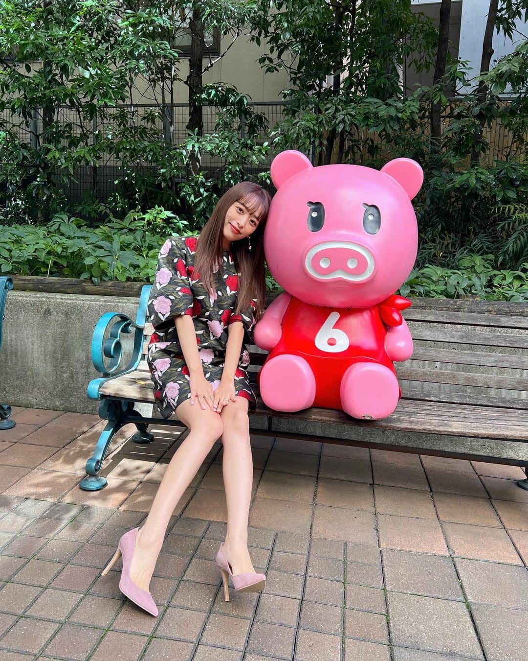 近藤千尋のインスタグラム：「今週と先週のラヴィット💓 ストレートヘアと巻き髪 どっちかすきですか？🫶🏻  衣装はこんな感じでした🫡🤍 なんだか一週間があっという間すぎて…😂 昨日は朝から謎解きをして 私はちんぷんかんぷんでした。笑😀 でも楽しい朝でした🥰☀️ TBSのブーナちゃんと🐷 見逃した方はTVerで是非🤍  さ、散らかっている部屋と 溜まっているお洗濯、、、 現実を見て頑張ろう🫡✨笑  今週分⏬  ウェア、ピアス @katespadejapan  リング @crestare_official  シューズ @dianashoespress  先週分⏬  ウェア @msgm @msgm_tokyo  アクセサリー @unoaerre_japan  シューズ @charleskeith_jp」