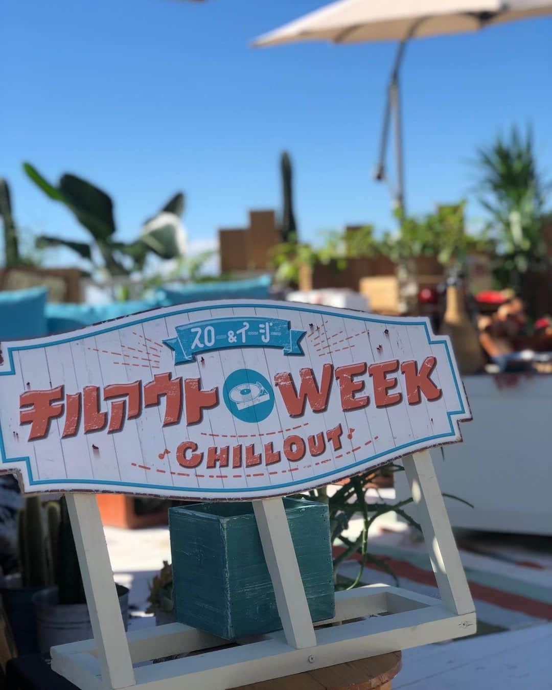 川島壮雄さんのインスタグラム写真 - (川島壮雄Instagram)「☀️スロイジチルアウトWEEK☀️ 1週間ありがとうございました✨ • • • 放送でゆりやんさんに 「L Aからお届けしています⛱」 といわしめた美術チームこだわりのセットと共に🏳️‍🌈 • • • 最後の一枚はオチで使おうと思ったコーケン先輩がカッコ良すぎました🕶 • • • #スロイジ #情報番組 #チル #チルアウト  #2時45分からはスローでイージーなルーティーンで #関西テレビ #カンテレ  #コーケンさんサングラス似合いすぎ #ファッション誌に出てきそう #イケオジ」10月22日 9時22分 - moriokawashima