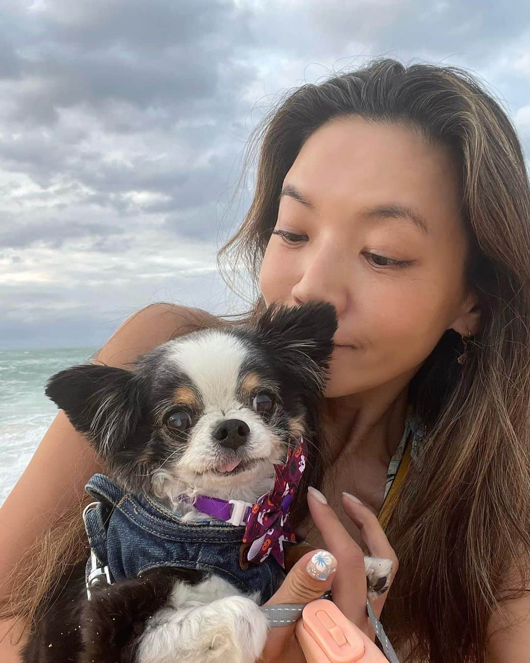 和央ようかさんのインスタグラム写真 - (和央ようかInstagram)「Family time at North Shore 🏝  ノースショアのサンセットビーチにサンセットを見に来ました。残念ながら、雲が多く、サンセットは見れなかったけど、大自然の力強さに圧倒されながら、家族で楽しみました😊  色々な事を感じ、考える事が出来た時間😊  よし、進まなきゃ😊  #takakoworldstylin🌎 #takakohawaiistylin🏝 #lifestyle#hawaiilife#hawaii#ハワイ#ハワイ生活#ノースショア#サンセットビーチ#dondon🐶#どんどん🐶#family#家族#yokawao#和央ようか」10月22日 9時35分 - yokawao0215