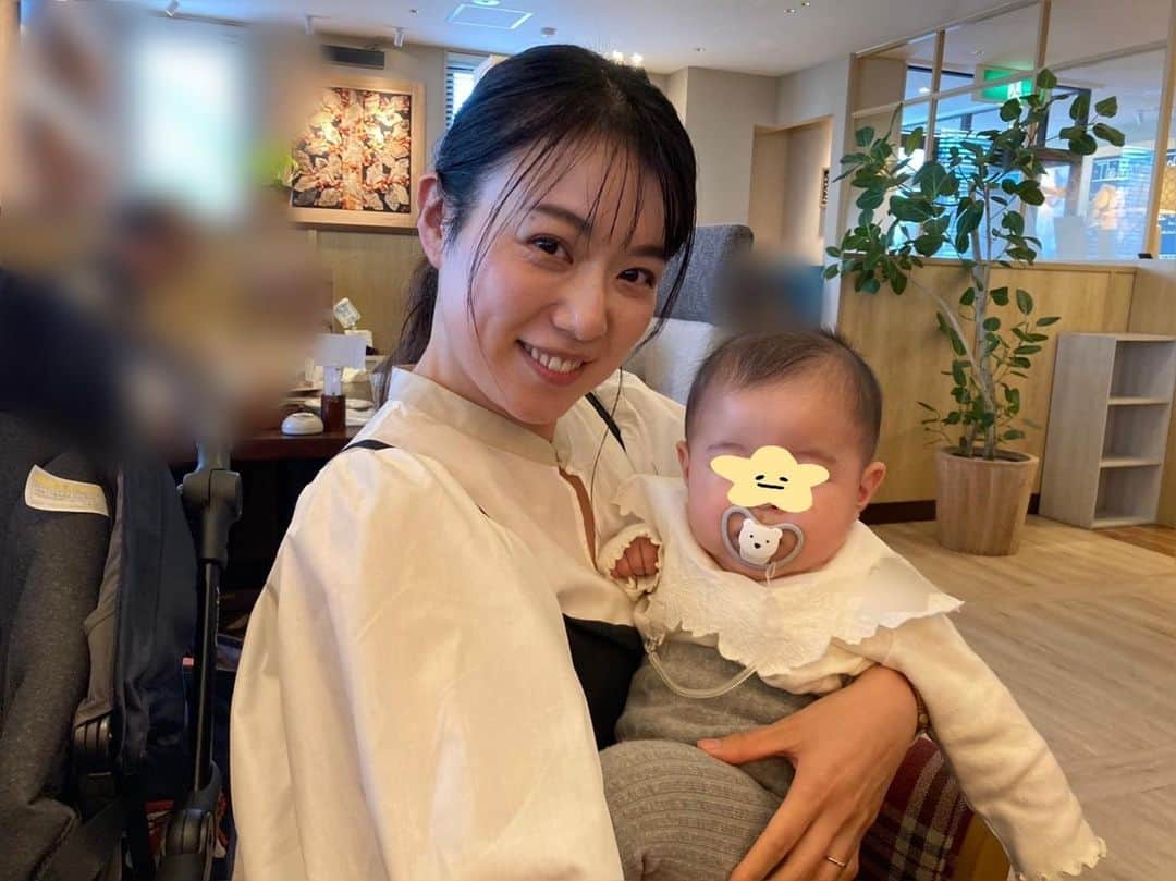 愛純もえりのインスタグラム：「先日、ベビっこは6ヶ月になり 離乳食も開始しました〜❗️  宝塚では同期でありママとしては先輩のお友達たちが撮ってくれた ツーショット📸  意外とツーショットが少ないので 嬉しいな😆」