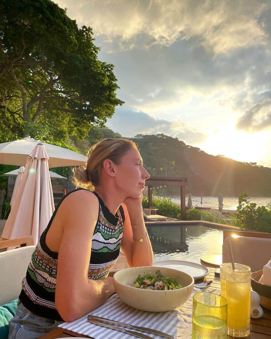エカテリーナ・アレクサンドロワのインスタグラム：「🌴🌞」
