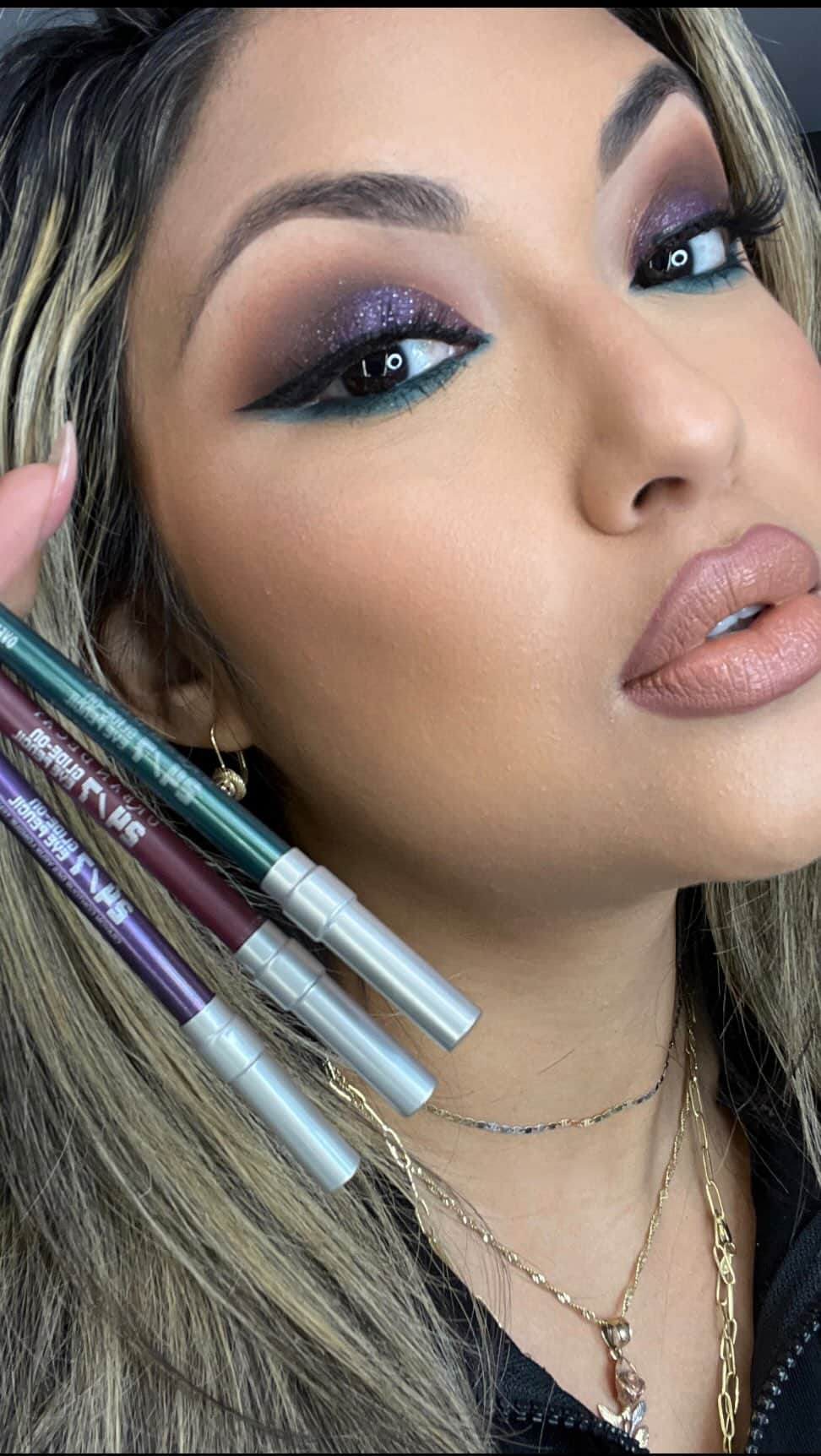 Macy'sのインスタグラム：「Watch a LIVE Halloween inspired makeup tutorial as @urbandecaycosmetics makeup artist shows you how to create a bewitching look  #hocuspocus」