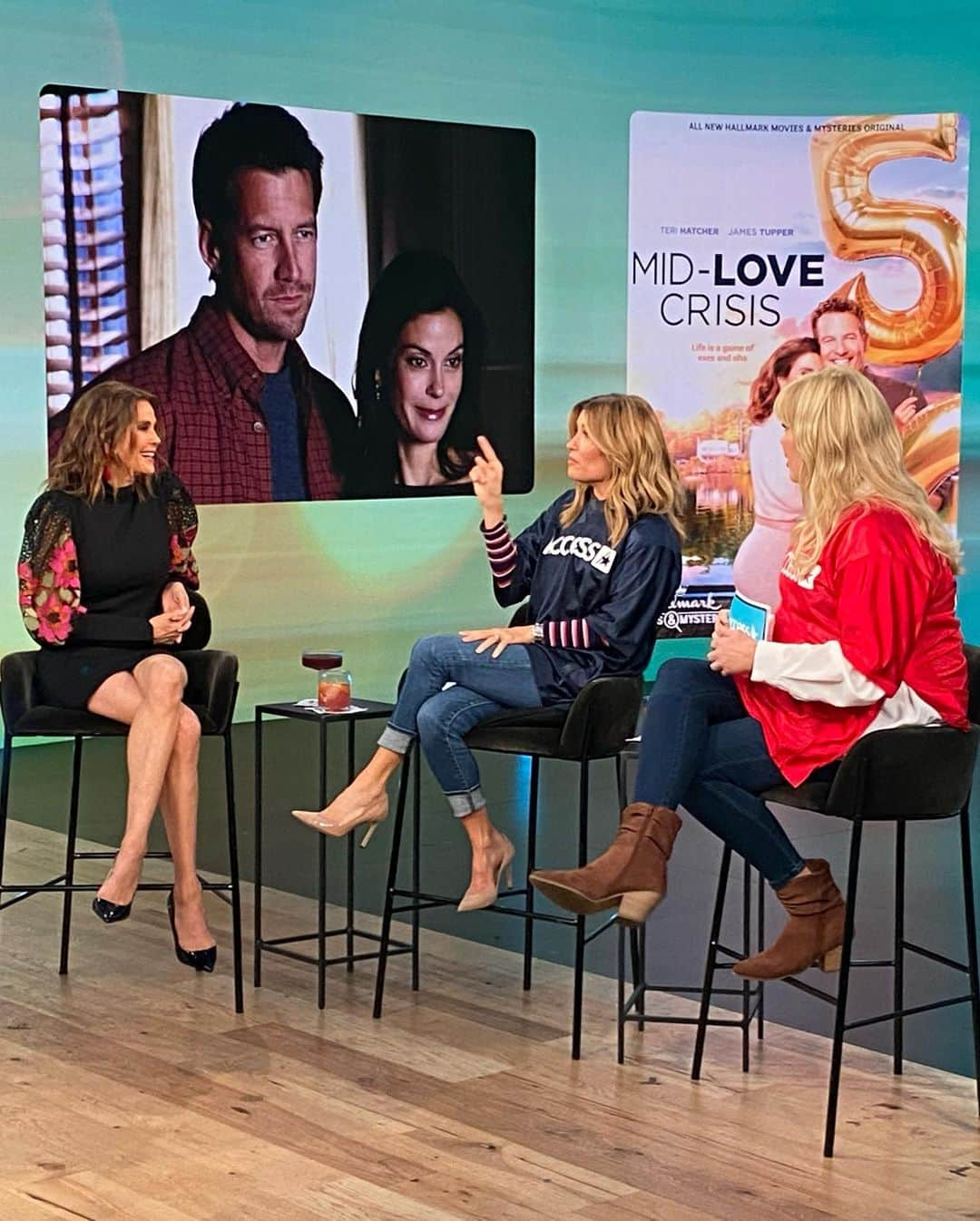 テリー・ハッチャーさんのインスタグラム写真 - (テリー・ハッチャーInstagram)「Little sneak peak at some backstage vibes from today’s interview with @accesshollywood  Thanks for having me @kithoover @melissapeterman So fun!  Watch today  1pm KNBC #accessdaily #midlovecrisis @hallmarkmovie  Hair & Makeup: @faustinehornok Styled by: @thedollhaus.co  @elliatt @janeylopatypr @aquabrandofficial  I LOVE the sleeves on the dress! Obsessed!  Have a great weekend all!!」10月8日 1時59分 - officialterihatcher