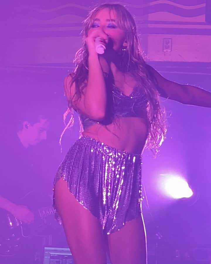 サブリナ・カーペンターのインスタグラム：「2 sold out nights at Webster Hall, so many loved ones, a stunning custom @pacorabanne and you guys singing at the top of your lungs… it’s like heaven  thank you for some really special shows New York x」