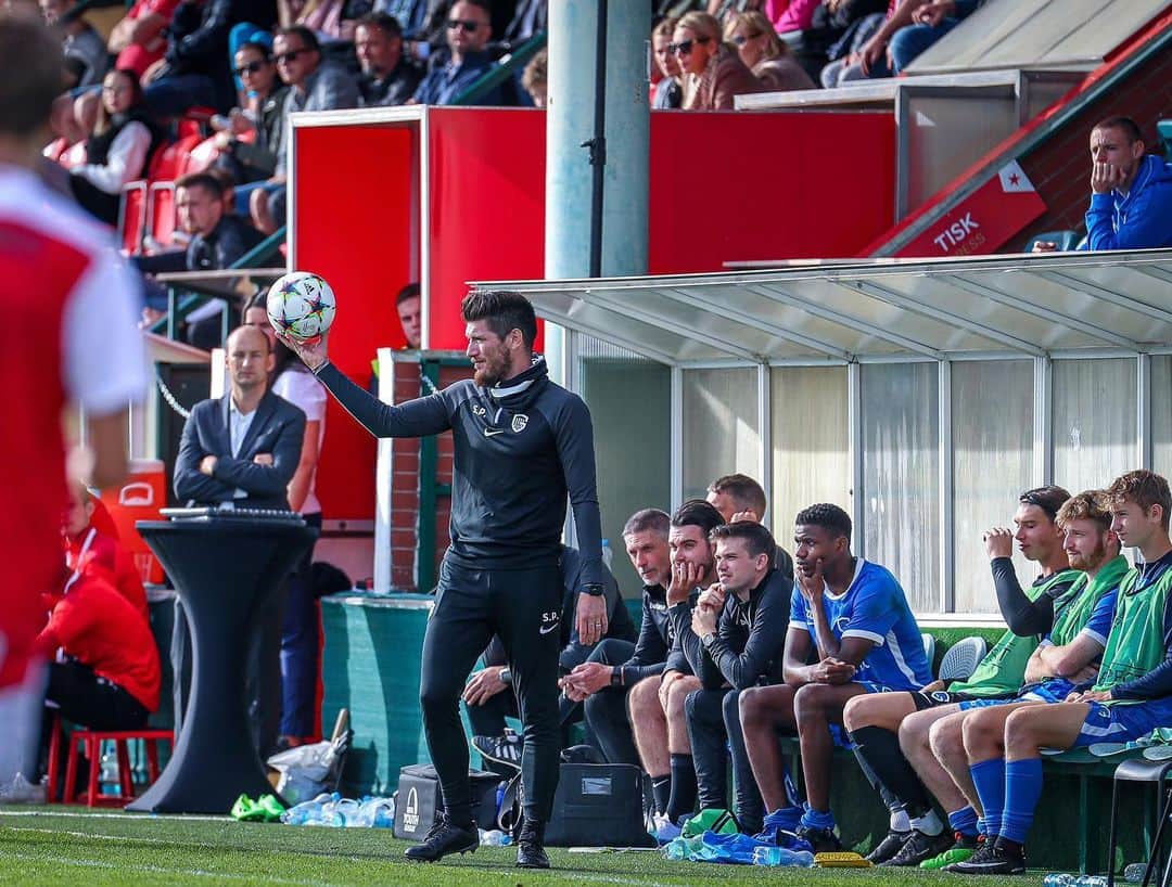 セバスチャン・ポコニョーリのインスタグラム：「Next rounds ✅ @krcgenkjeugd 🔵⚪️」
