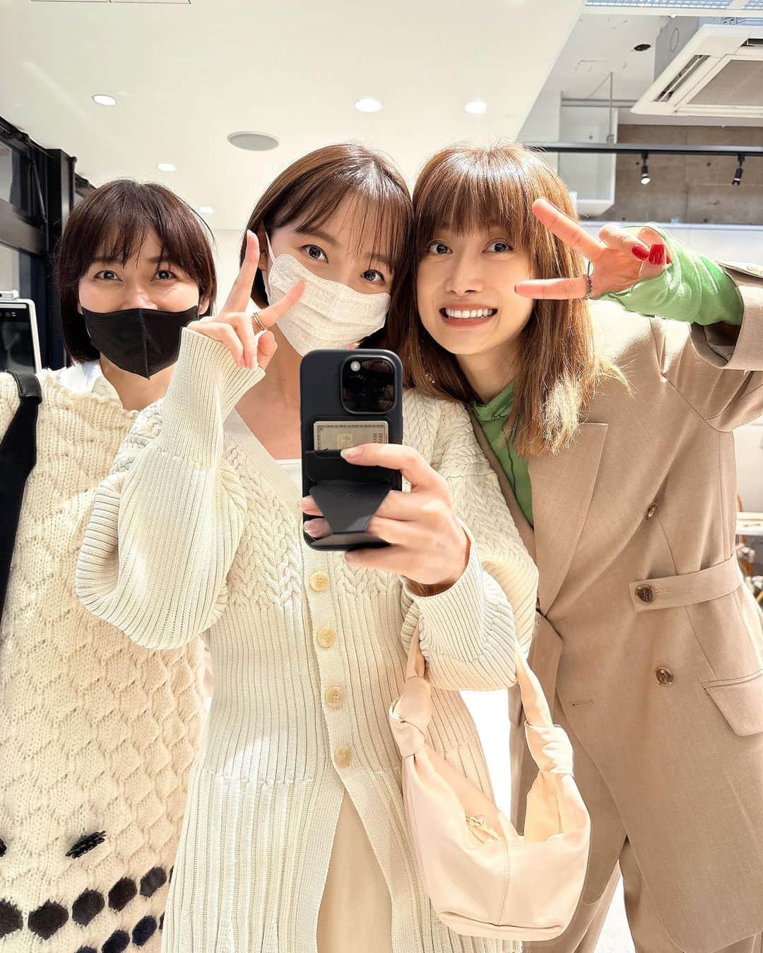 篠田麻里子のインスタグラム：「@coel.official  いつもインスタライブでヨンちゃん着てると欲しくなる🤤♡  @youn1029   春コート可愛すぎてもう着たい🤔💕 来年の春楽しみだな😍  #春夏#coel」