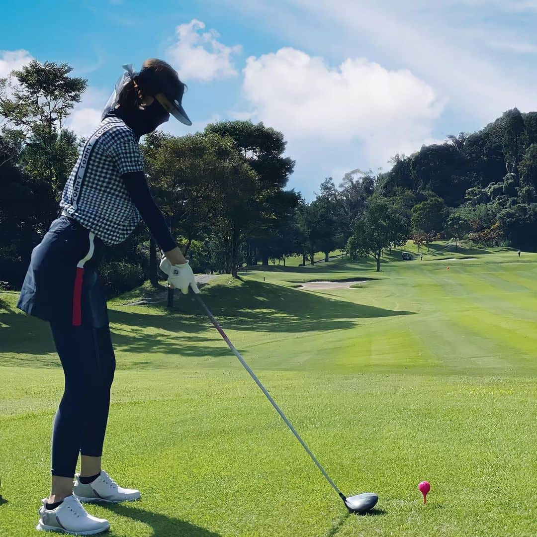 若菜奈央のインスタグラム：「golf⛳️🏌️💕 やっとゴルフシーズンになったあ 夏は暑いし冬は寒いし🥺 . . . . . 100切ったら行きましょう❣️(笑) . . . . . . #ゴルフウェア  #千鳥柄で可愛い💕 #ゴルフ女子  #golf」