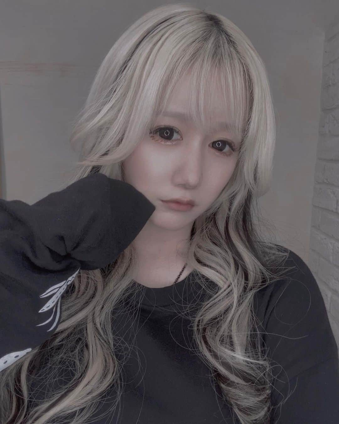 多田岬のインスタグラム：「. . 🤍White & Black 🖤 . 久しぶりのロング💎 黒多めでエクステつけていただいた❤️‍🔥❤️‍🔥 センスさすがすぎる💎❤️‍🔥 . 初めてアンククロス表参道店にお邪魔しました🦋 担当は @_misaki23  . アンク超人気シャンプーのプルメリアミルクもいただきました💎甘くてエロい強めの匂い🦋 . . @ankhcross_omotesando   #ツートンカラー  #ハイトーンロング #黒メッシュ #ハイトーンカラー」
