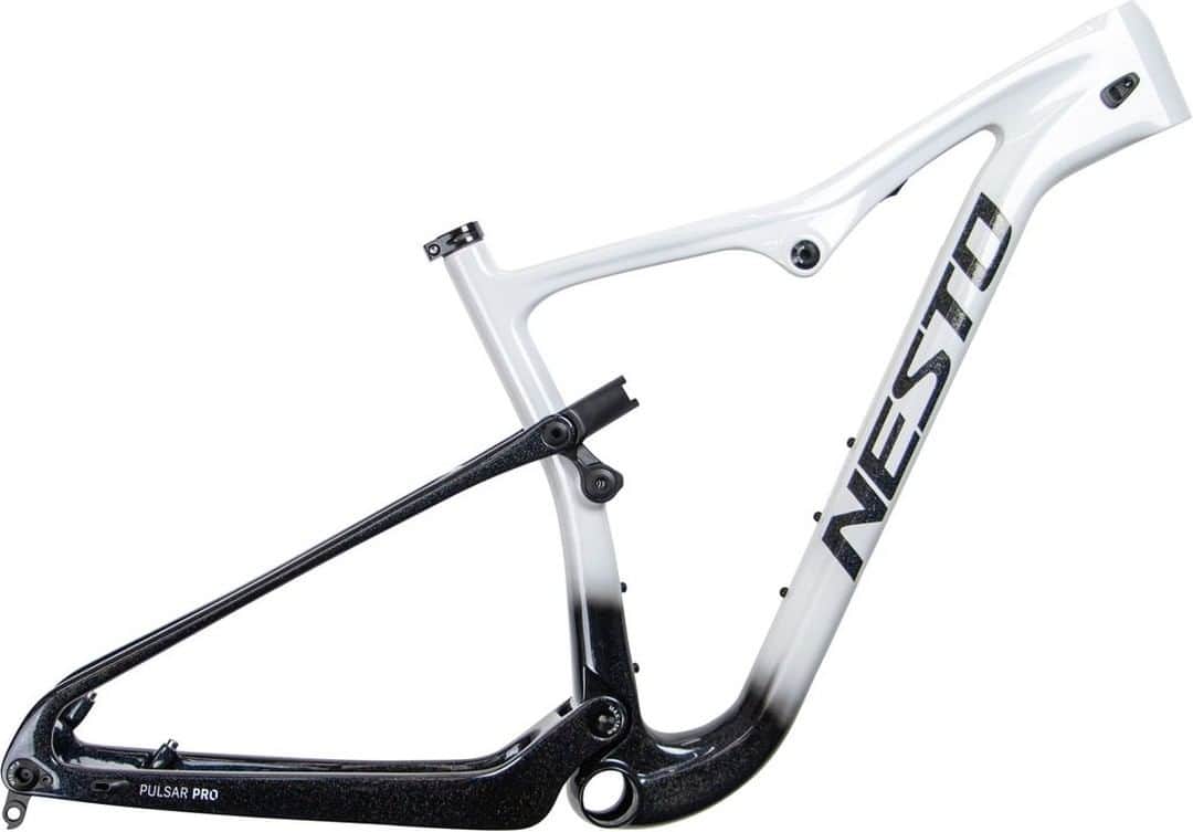 NESTOさんのインスタグラム写真 - (NESTOInstagram)「【PULSAR PRO FrameSet 製品情報】 希望小売価格：319,000円(税込) サイズ：16inch、17.5inch、19inch カラー：レーシンググレー/ブラックグラデーション ボトムブラケット規格：BB92 プレスフィット シートポスト規格：31.6mm ユニット規格：トラニオン 185×50mm  ※リアユニットは別売り 推奨フロントフォークトラベル量：100mm 付属品：ヘッドパーツ、RDハンガー、シートクランプ、リアアクスル  くわしい製品情報:  https://nestobikes.com/products/pulsar-pro-frameset/ ‎  ※写真は完成車組立例です。 ※ PULSAR PROはNESTO プレミアムディーラーでお買い求めいただけます。  #NESTObikes #PULSARPRO #パルサープロ #マウンテンバイク  #CoupeduJapon #マウンテンバイクレース #XC #crosscountry #Mountainbike #MTB #クロスカントリー #自転車のある生活 #mtblife #マウンテンバイカー #トレイルライド #トレイル #アウトドアスポーツ #アドベンチャー #mtbtrails #mtbgram #mtblifestyle #mtbライド #mtbteam #mtbcrosscountry #mtbxc #coupedujaponmtb」10月7日 18時23分 - nestobikes