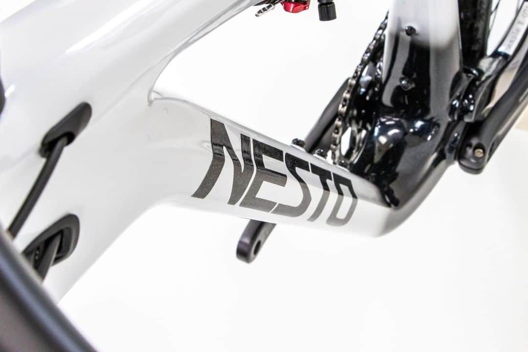 NESTOさんのインスタグラム写真 - (NESTOInstagram)「【PULSAR PRO FrameSet 製品情報】 希望小売価格：319,000円(税込) サイズ：16inch、17.5inch、19inch カラー：レーシンググレー/ブラックグラデーション ボトムブラケット規格：BB92 プレスフィット シートポスト規格：31.6mm ユニット規格：トラニオン 185×50mm  ※リアユニットは別売り 推奨フロントフォークトラベル量：100mm 付属品：ヘッドパーツ、RDハンガー、シートクランプ、リアアクスル  くわしい製品情報:  https://nestobikes.com/products/pulsar-pro-frameset/ ‎  ※写真は完成車組立例です。 ※ PULSAR PROはNESTO プレミアムディーラーでお買い求めいただけます。  #NESTObikes #PULSARPRO #パルサープロ #マウンテンバイク  #CoupeduJapon #マウンテンバイクレース #XC #crosscountry #Mountainbike #MTB #クロスカントリー #自転車のある生活 #mtblife #マウンテンバイカー #トレイルライド #トレイル #アウトドアスポーツ #アドベンチャー #mtbtrails #mtbgram #mtblifestyle #mtbライド #mtbteam #mtbcrosscountry #mtbxc #coupedujaponmtb」10月7日 18時23分 - nestobikes