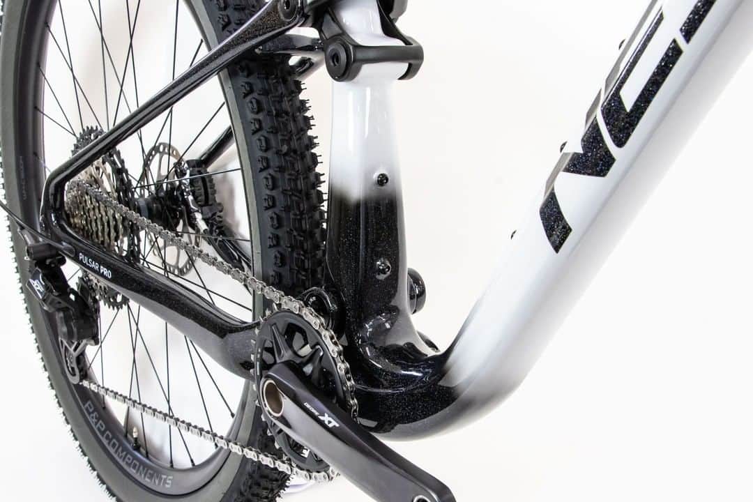 NESTOさんのインスタグラム写真 - (NESTOInstagram)「【PULSAR PRO FrameSet 製品情報】 希望小売価格：319,000円(税込) サイズ：16inch、17.5inch、19inch カラー：レーシンググレー/ブラックグラデーション ボトムブラケット規格：BB92 プレスフィット シートポスト規格：31.6mm ユニット規格：トラニオン 185×50mm  ※リアユニットは別売り 推奨フロントフォークトラベル量：100mm 付属品：ヘッドパーツ、RDハンガー、シートクランプ、リアアクスル  くわしい製品情報:  https://nestobikes.com/products/pulsar-pro-frameset/ ‎  ※写真は完成車組立例です。 ※ PULSAR PROはNESTO プレミアムディーラーでお買い求めいただけます。  #NESTObikes #PULSARPRO #パルサープロ #マウンテンバイク  #CoupeduJapon #マウンテンバイクレース #XC #crosscountry #Mountainbike #MTB #クロスカントリー #自転車のある生活 #mtblife #マウンテンバイカー #トレイルライド #トレイル #アウトドアスポーツ #アドベンチャー #mtbtrails #mtbgram #mtblifestyle #mtbライド #mtbteam #mtbcrosscountry #mtbxc #coupedujaponmtb」10月7日 18時23分 - nestobikes