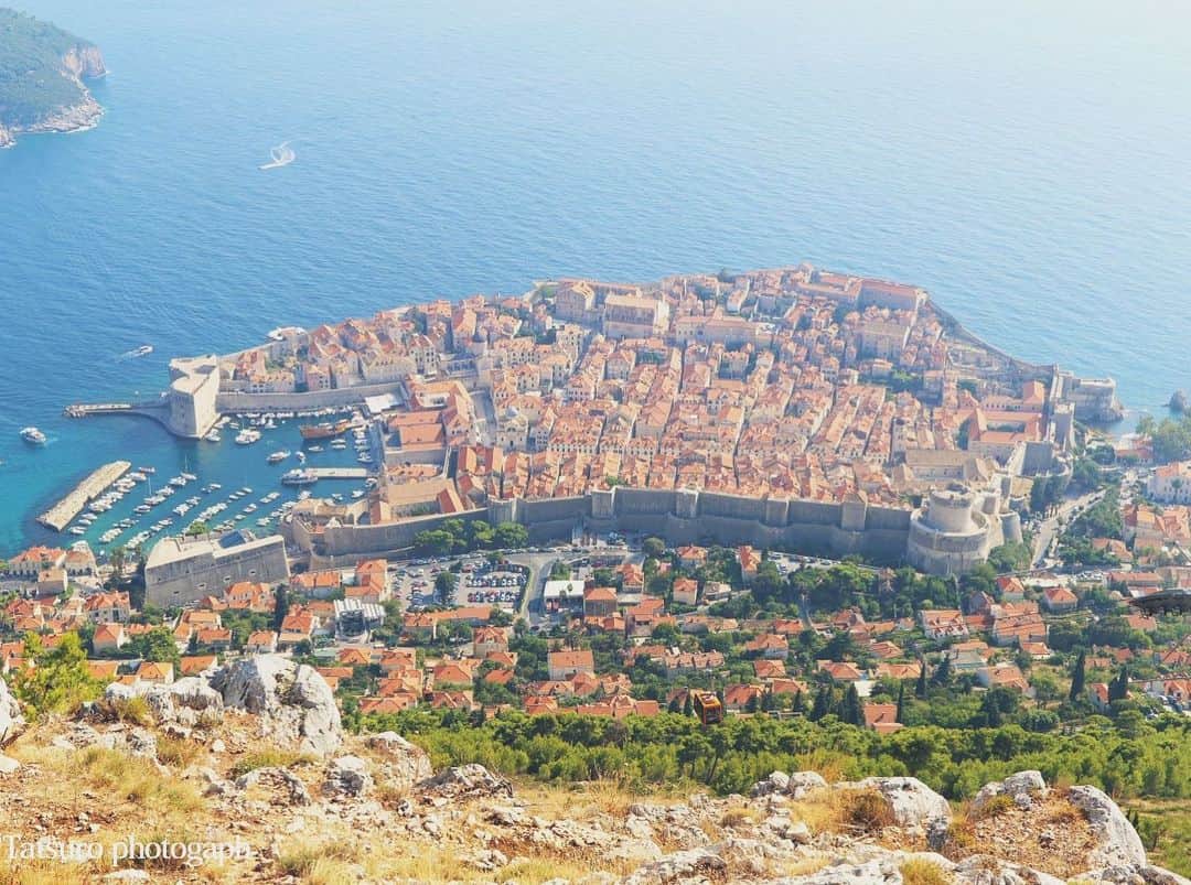 谷口達郎のインスタグラム：「クロアチアのドゥブロブニク。 ロープウェー乗り場で往復チケットを購入して登頂。 スルジ山から見た旧市街は、レゴブロックを重ね合わせたような可愛らしい景観でした^_^  Croatia Dubrovnik.  Purchase a round-trip ticket at the ropeway platform and climb to the top.  The old town seen from Mt. Sruji was a lovely scenery like Lego blocks superimposed:)  크로아티아의 두브로브니크.  로프웨이 승강장에서 왕복 티켓을 구입하여 등정.  술지산에서 본 구시가는 레고 블록을 겹쳐 놓은 것 같은 귀여운 경관이었습니다.」