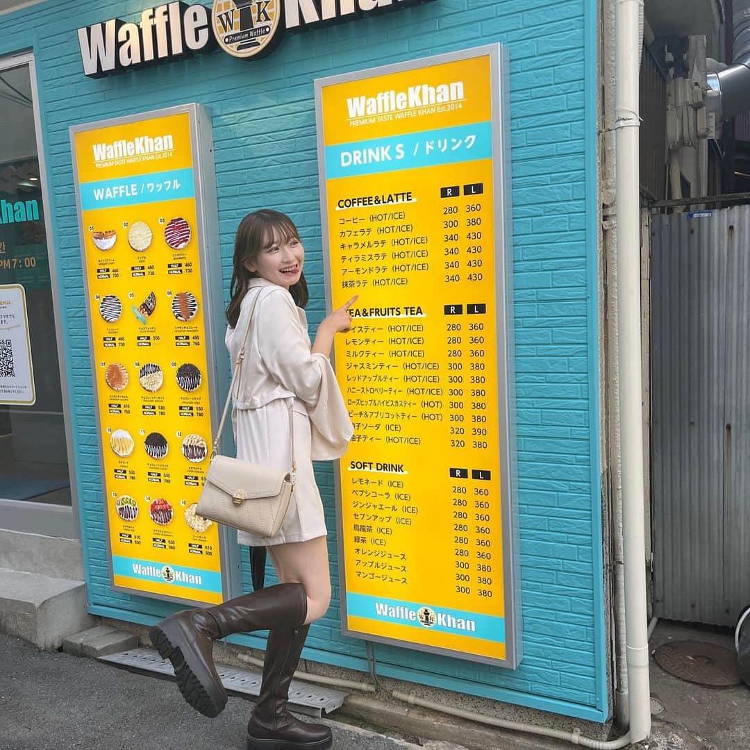 近藤あさみのインスタグラム：「すました顔できないんですよ  #ホワイトコーデ #ロングブーツ #今日のコーデ #秋コーデ #ヘアアレンジ」