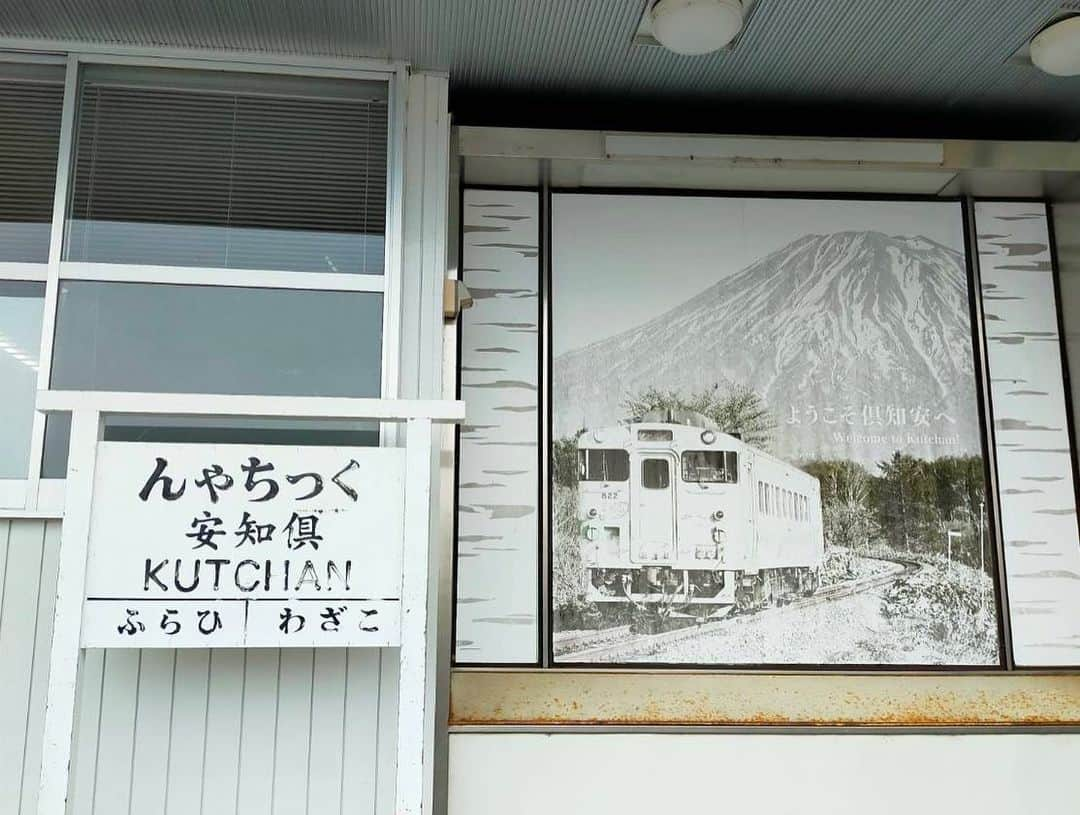 佐藤彩香さんのインスタグラム写真 - (佐藤彩香Instagram)「・ ・ ・ 僻地一輪車教室in北海道🐄 ・ ・ 今回は北海道の小学校に行きました😌！ ・ プチ観光もできて楽しかったです🌼 写真は後ほど、、、笑笑 ・ ・ 小学校の真前には蝦夷富士🗻が！！(名前違ったらどうしようにわかですw) 景色がすごく良くて山がめちゃくちゃ近くて山ってこんな感じになってるんだって見えたくらい！！笑 ・ 今回は全校生徒で1時間という短い時間でしたが、 私が担当した4.5.6年生は 話をきちんと聞いて実行してくれてしっかりとグループ演技の練習をすることができました😌 最後には4.5.6年生全員で円をやって大成功🌼 先生たちのすごーい！！✨という反応を聞いて喜んでいるみんなを見て私もほっこり☺️ ・ スターを見てあげる時間が取れなかったのが心残り、、😢 ・ 今年の運動会はもう終わってしまっているみたいなので来年に活かしてもらえたらいいなと思います💡！ ・ 久しぶりの模範演技も みんなの反応が良くてやってて楽しかったです😌 (グラっグラの立ちピル載せときました笑笑) ・ そして今回初めましてだった ななさん✨ たくさんお世話になり(例えば演技前にモップもかけてくれて雑巾も貸してくれた、、、神、、🥹ここには書ききれないほど色々してもらいました) 色々な話をできたりと素敵な時間をありがとうございました😊 これからもお世話になります💗よろしくお願い致します🤲笑笑 ・ 小学校関係のみなさま、 ベルマーク財団さまも ありがとうございました😊！ ・ ・ #一輪車　#一輪車教室 #一輪車インストラクター #北海道」10月7日 18時31分 - ayaka_01_sato