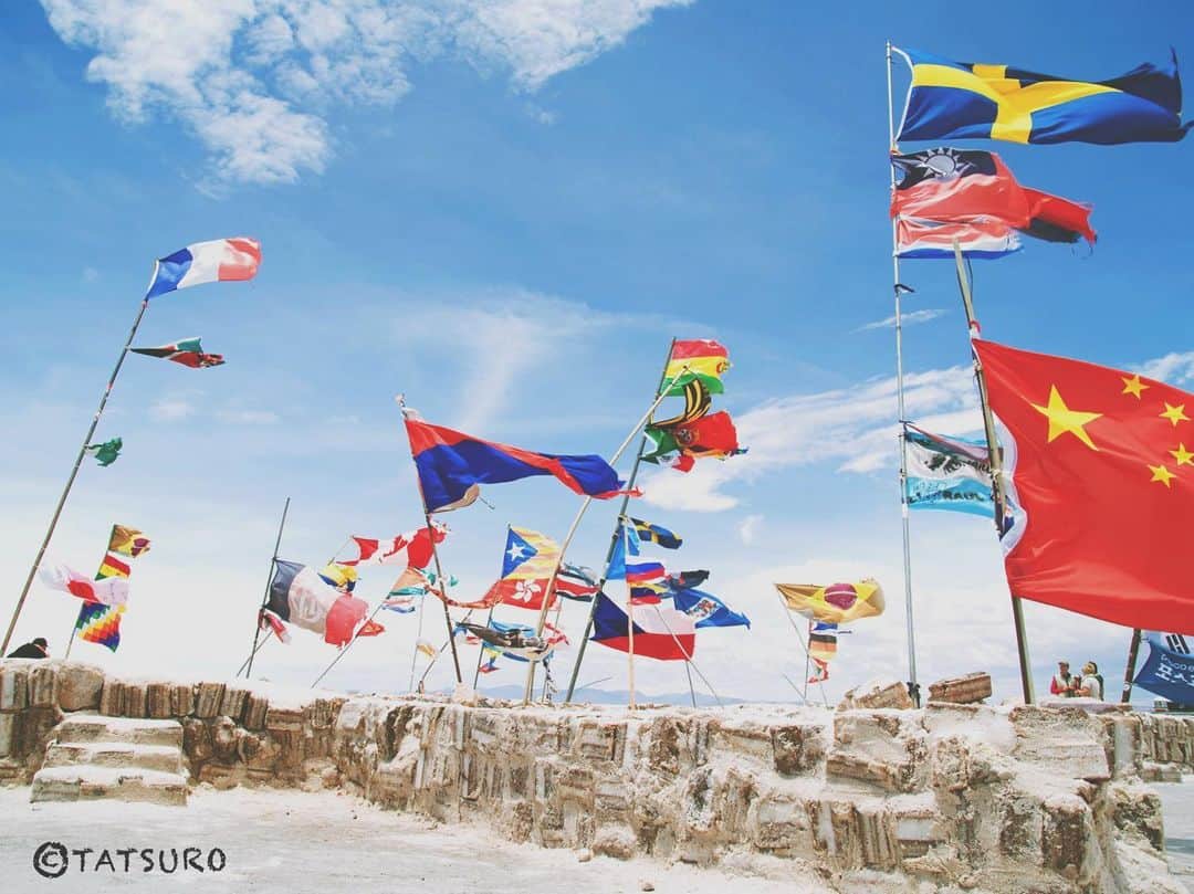 谷口達郎のインスタグラム：「ボリビアのウユニ塩湖の入り口にある世界中の国旗。 日本人にも多く知れ渡り、有名な場所なはずなのに、日本国旗がないのは何故だろう。 この写真を撮ったのは10年前だけど、今では立てかけられているのかな？  Flags of the world at the entrance to the Salar de Uyuni, Bolivia.  Why is there no Japanese flag even though it should be a famous place that is well known to many Japanese people?  I took this photo 10 years ago, but I wonder if it's propped up now?  볼리비아의 우유니 소금 호수 입구에 전세계 국기.  일본인들에게도 많이 익숙해져 유명한 장소인 것인데 일본 국기가 없는 것은 왜일 것이다.  이 사진을 찍은 것은 10년 전이지만, 지금은 세워져 있는 것일까?」
