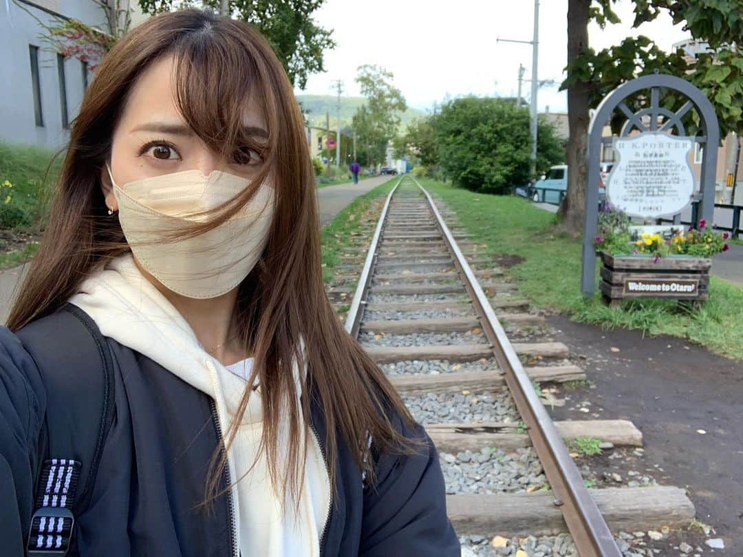 佐藤彩香のインスタグラム：「・ ・ ・ 北海道・小樽のプチ観光✨ ・ 1人なのにセルカ棒で自撮りするやつ🤳笑 人いなくなった瞬間にぱしゃり📸🤭笑 恥ずかしかった〜😂 ・ 線路の跡地のに関しては写真スポットすぎて人気で人が絶えずくるからいなくなった瞬間に急いで撮って真顔＆ピンボケ🤣笑笑 ・ まあそれもいい思い出🫶🏻笑 ・ 行きたかったところにはいけて大満足💗！ ルタオのケーキが美味すぎた🤤🍰 ・ ・ ・ #北海道　#小樽」