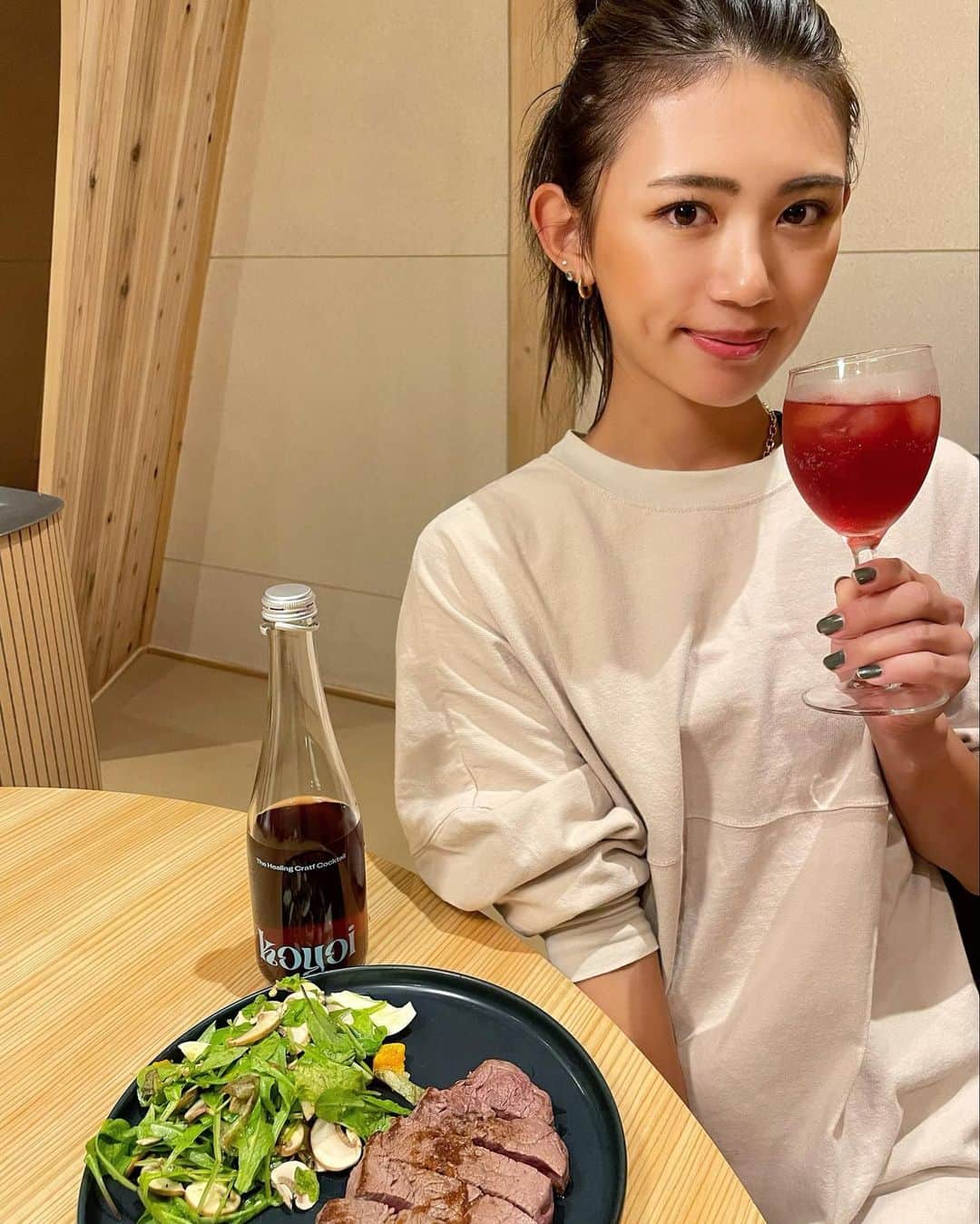 坪井ミサトのインスタグラム：「ステーキいい感じに焼けました🥩👍  スーパーで安くなったお肉を発見👀 フライパンで両面軽く焼き、 アルミホイルに巻いて余熱で火を通すだけで そこそこ良いお肉と変わらない旨さになるよ🫶  そんなお肉に合わせて @koyoi_drink のカクテルも一緒に🍸  低アルコールで 保存料、人工甘味料、着色料不使用🥹 次の日浮腫みたくない時や 朝早い時にピッタリ🥰(ゴルフの前日はコレ)  瓶も可愛くてオシャレなので 食卓を華やかに💐  色んな味試したいな☺️  #ホームパーティ #homeparty #お家ご飯 #家ご飯 #cooking #料理 #koyoi #food」