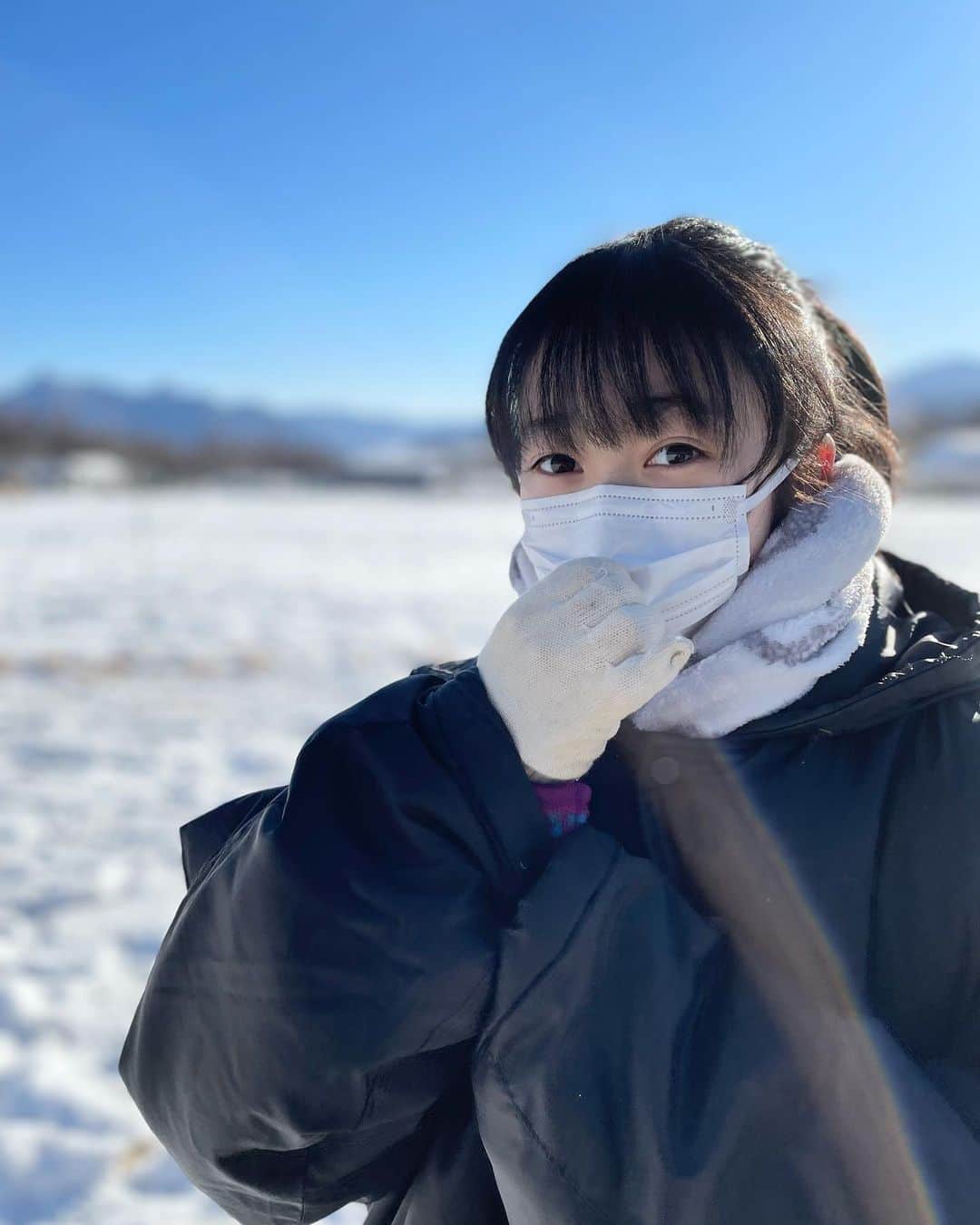 横溝菜帆のインスタグラム：「🎥  出演情報です。  映画 『 七人の秘書 THE MOVIE 』 10月 7日 (金) 本日公開  ユキ役 で出演させていただきます。  今日は寒いですね🥶 撮影の時のことを思い出します⛄️❄️  撮影は長野の雪山で🐄 たくさん牛がいて、 牧草をあげたり お腹を触らせてもらったり 少し触れ合えたのも楽しかったです🐄🐄  ぜひ、劇場でご覧ください☺️  #七人の秘書 #雷鳥牧場 #横溝菜帆」
