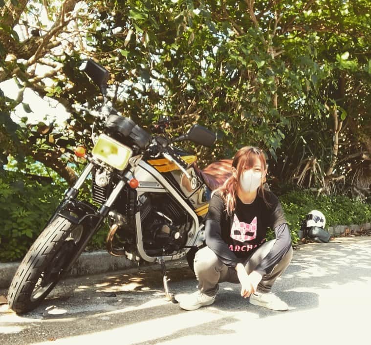 よもぎのインスタグラム：「沖縄はまだまだ暑いです🔥 真夏に比べたらだいぶ過ごしやすくなってきたかも！  #バイク #旧車バイク #ツーリング #vt250 #motorcycle #バイク女子  #女子ライダー #バイクのある風景  #バイクのある生活  #沖縄移住」