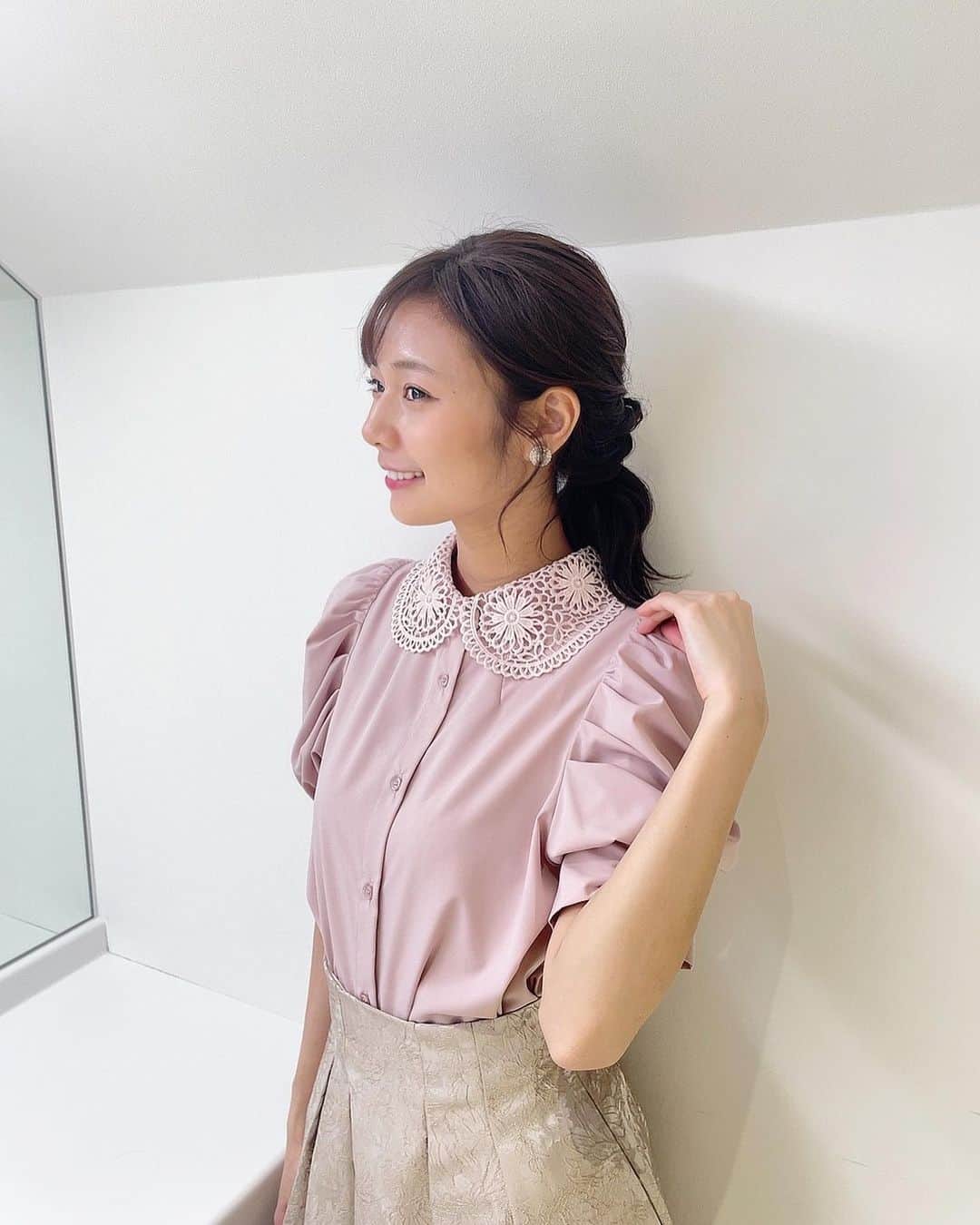 杉浦みずきのインスタグラム：「. 可愛い髪型だとテンションあがる💓 衣装もピンクで らぶりーdayでした🤭  #サンデーモーニング」