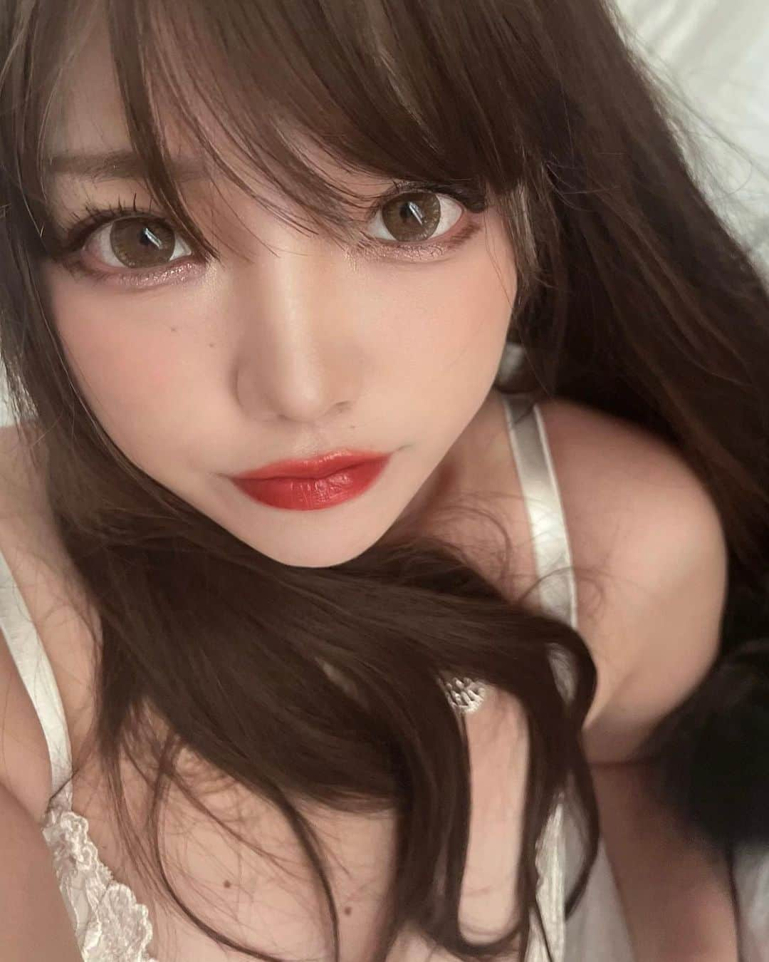 みきでりさんのインスタグラム写真 - (みきでりInstagram)「みきでりだよ。 ウィッグ被ってみた◡̈⃝♥︎ いつもと分け目が逆だぁ〜違和感！！ ロングヘアになりたいけど髪硬いから無理w 腕らへんのふもふもはゴローのしっぽ🐈🐾 ㅤ ㅤ ㅤ ㅤ ㅤ ㅤ ㅤ ㅤ ㅤ ㅤ#イメチェン #ウィッグ #猫目 #ロングヘア #グラビア #followme #カラコン #candymagic #ヘーゼル」10月7日 19時55分 - mikidelicious