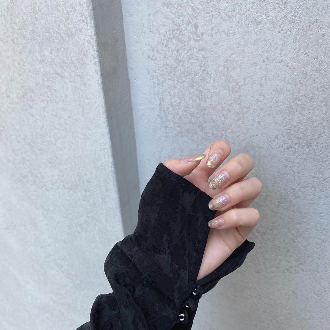 吉井美優のインスタグラム：「. 少し伸びてしまってますが、、 今はキラキラネイルです 🪄⚪ シンプルなのにかわいくてお気に入り ♡」