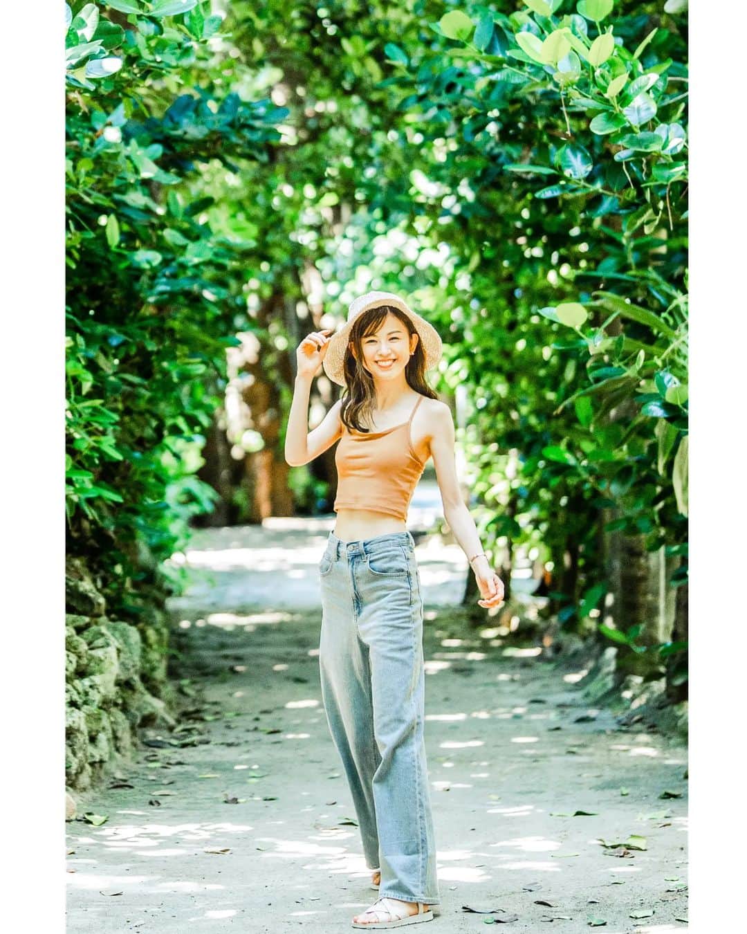 清水優美のインスタグラム：「👒  #forest #woods #okinawa #trip #model #green #healing #smile #photo #portrait #癒やし #沖縄 #モデル #東京 #沖縄旅行 #麦わら帽子 #ポートレート#写真」