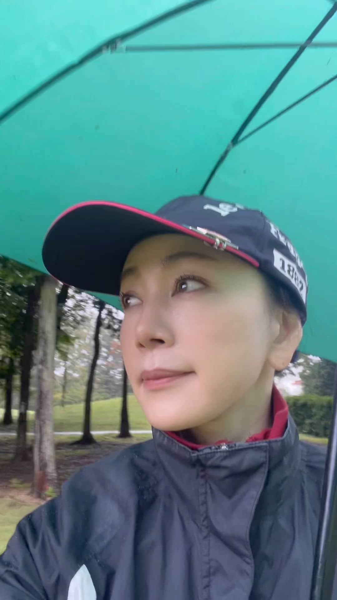 坂村かおるのインスタグラム：「本日、朝から雨のなかゴルフへ⛳️ ・ 何故か、私は余り天候に左右されずマイペースでプレイ出来ました☺️ ・ まだまだ敵は、ゴルフ場でもクラブでもない、天候や季節でもない己です😓 ・ 今夜は冷えますよ！ 皆さんも、風邪引かないでね💦 ・ ・  いつも「いいね！」を頂きありがとうございます。 皆さんのコメントに元気を貰っています😊  #クィーンオブ美魔女 #team美魔女 #美ST #坂村かおる #トータルビューティーアドバイザー #美しく老いる #バランス #美容 #コスメ #ファッション #今日のコーデ #トータルバランス #お洒落な人と繋がりたい #コスメ好きな人と繋がりたい #美意識高い人と繋がりたい #美魔女 #美魔女が変わる #アップデートしてる人と繋がりたい #自分らしくアップデート #ゴルフ #ゴルフ女子 #ゴルフ好きな人と繋がりたい」
