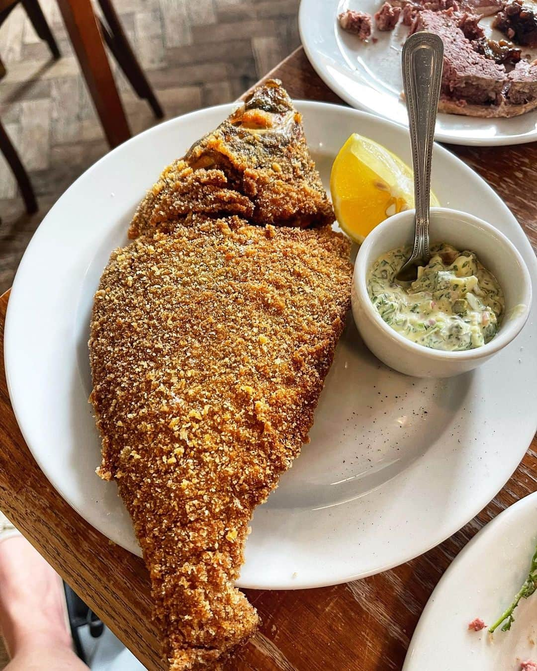 Eat With Steph & Coさんのインスタグラム写真 - (Eat With Steph & CoInstagram)「St John Smithfield - a Michelin Star Restaurant, and did you know that this is a former smoke house? How amazing!! 😍  Love their breaded lemon sole with tartare sauce, the tangy and creamy taste blends well with the crunchy lemon sole along with their fluffy madeleines!! 🤩 What a feast 🤤 @st.john.restaurant   📍 Location: St. John St 💸 Cost: £££ 🍃 Veg options: No 🍜 Best dishes: Breaded Lemon Sole with Tartare Sauce 🐟 👀 Type: Date Night or Meal with Colleagues ✨」10月7日 20時11分 - eatwithsteph_ldn