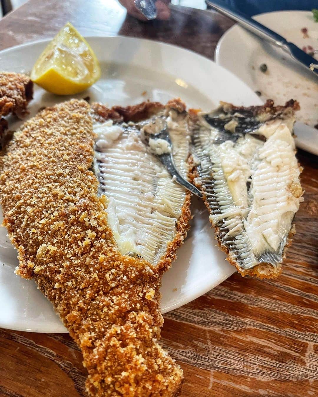 Eat With Steph & Coさんのインスタグラム写真 - (Eat With Steph & CoInstagram)「St John Smithfield - a Michelin Star Restaurant, and did you know that this is a former smoke house? How amazing!! 😍  Love their breaded lemon sole with tartare sauce, the tangy and creamy taste blends well with the crunchy lemon sole along with their fluffy madeleines!! 🤩 What a feast 🤤 @st.john.restaurant   📍 Location: St. John St 💸 Cost: £££ 🍃 Veg options: No 🍜 Best dishes: Breaded Lemon Sole with Tartare Sauce 🐟 👀 Type: Date Night or Meal with Colleagues ✨」10月7日 20時11分 - eatwithsteph_ldn