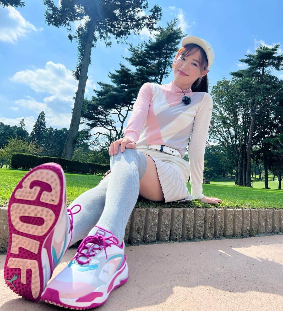 のインスタグラム：「フィニッシュした時に、 チラッと見えるGOLFの文字が オシャレすぎるのです⛳️❤️  シューズ　@pumagolf_japan   スパイクレスだから普段も履いてる😊 #ゴルフ#ゴルフ女子 #ゴルフシューズ#スパイクレスシューズ #高橋としみ#ゴルフコーデ」