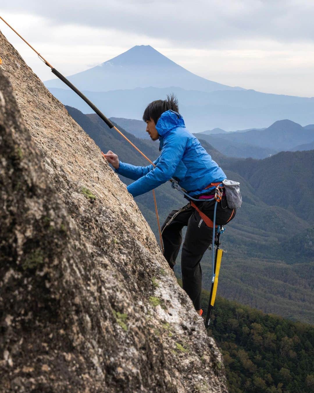 安間佐千さんのインスタグラム写真 - (安間佐千Instagram)「I finally decided to lead all the pitches tomorrow. Three years to the day I first laid eyes on the wall in June 2019. The image of that time when I intuitively knew I could climb it is almost there. I hope that tomorrow Mt. Fuji will show its face. I will also savor the special feeling of tonight in abundance.  明日ついに、大ヤスリの全てのピッチをリードすることに決めた。2019年6月、初めて岩壁を目にしたあの日から3年が経過している。登れると直感したあの時のイメージが、もうすぐそこにある。明日は富士山も顔を出してくれるといいな。今夜の特別な気持ちもまた、豊かに味わっていこうと思う。  📷 by @onsen_productions   @adidasterrex  @fiveten_official  @petzl_official  @newhale_japan  @newhale_climbing  @carbongrip  @reelrock  #アルテリア  @mt.takemi  @alloposidae  @ue_climbing  @crazy.ryoma  #瑞牆山  #大ヤスリ岩  #3年越し  #climbing  #tradclimbing」10月7日 20時19分 - sachiamma