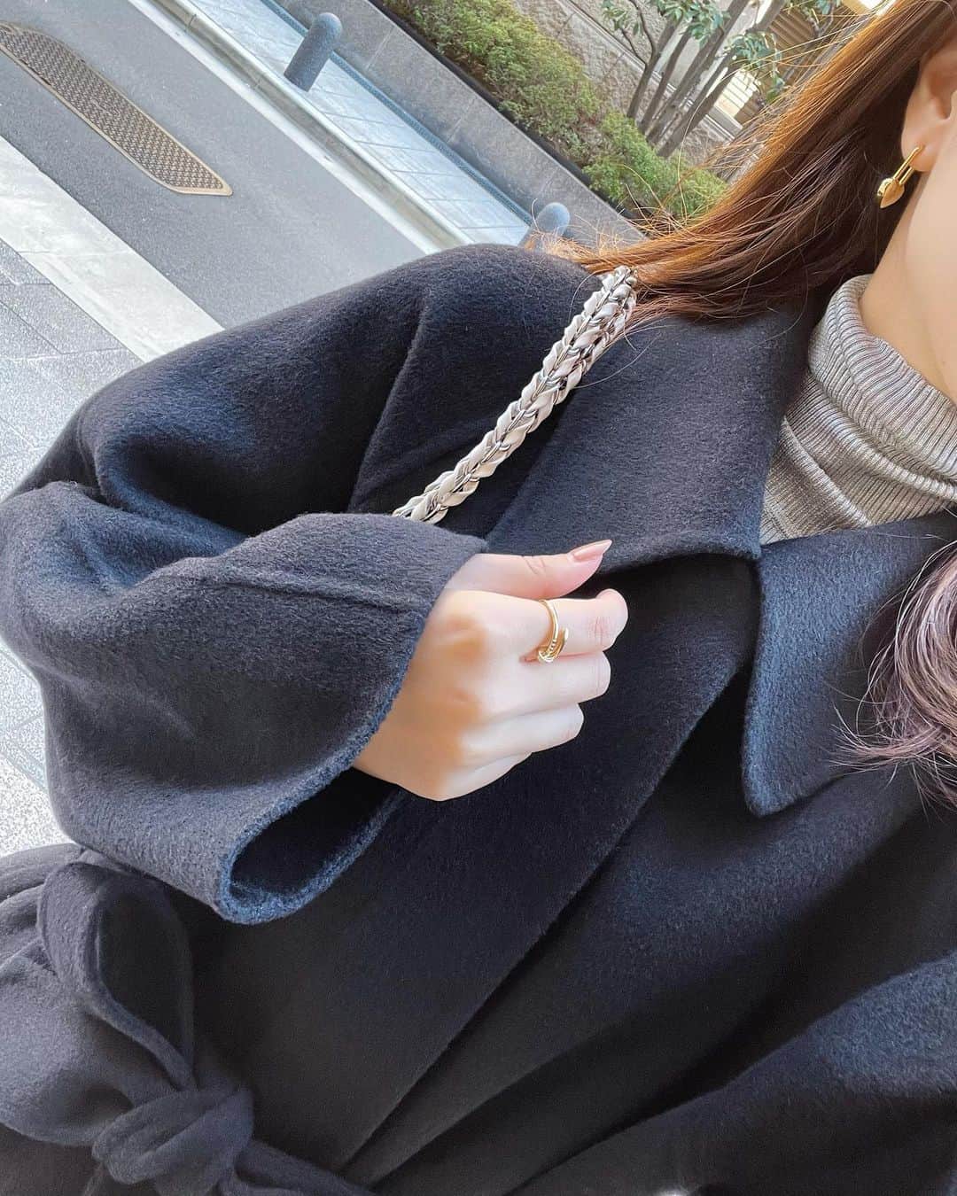 ハンナミのインスタグラム：「black 🖤  そして こちらがステンカラーコート 🧥✨ 大きめの襟がかわいくて、 フロントボタンは隠れるように 比翼仕立てになっていて すっきりと見えますよ ♡  今夜21:00- ご予約start です🌛」