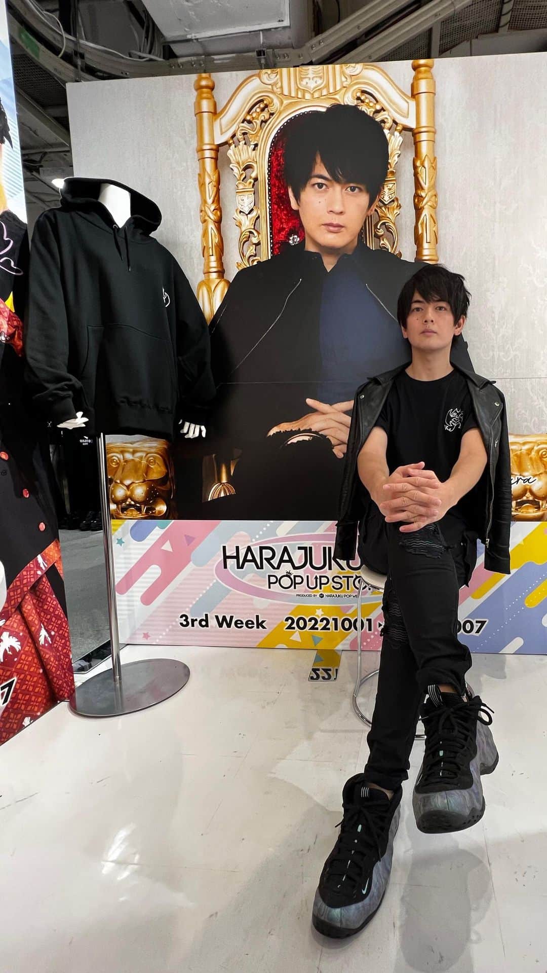 のインスタグラム：「✨写真集発売記念イベント✨ 雨の中沢山の方に来ていただき本当にありがとうございました！！ サプライズで来てくれたレジェンドヒーローや漫画家先生、ディレクターもカメラマンもきた😂 そして久々に会った古原学園の皆！ ゴーオンから見てくれた人や サラナイから知ってくれた人もいて 本当に嬉しかった！！ 🎥アーカイブ🎥 これからオンラインサイン会！ シェアお願い致します！続きはYouTubeで📟 profile👆Click！！ #shareplease🙇  #劇団ジグザグバイト　　#カミカゼバイト YouTubeチャンネル【古原靖久TV】では他にも沢山のヒーローとコラボが待ってるぜ！ 君の好きだったあのヒーローかもな！YouTubeチャンネル 【古原靖久TV】フォローして楽しみに待っててくれよな！  #初投稿　#ゴーオンジャー　##コラボ動画　#変身ポーズ　#powerranger #powerrangers #運営さん大好き　#オススメ載りたい　#ドンブラザーズ　#特撮　#YouTuber #tiktok #tiktokindia #tiktokuni #tiktoker #tiktoknews #tiktoknepal #tiktokph  #follow #followformorevideo #followers😘thanku #followparty #followers➕ #love #hero #children」